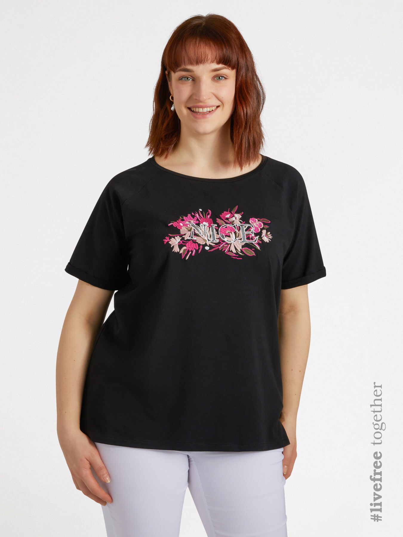 T-shirt con scritta NICE in paillettes image number 0