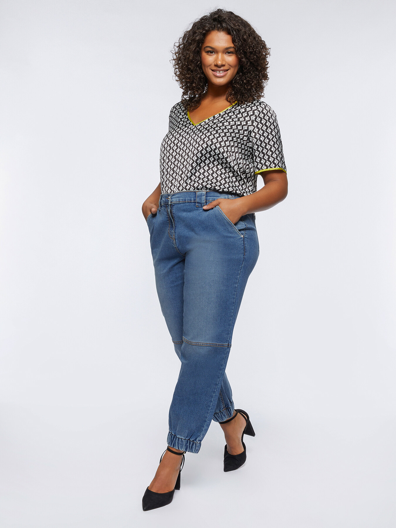 Balloon jeans with horizontal tears image number 2