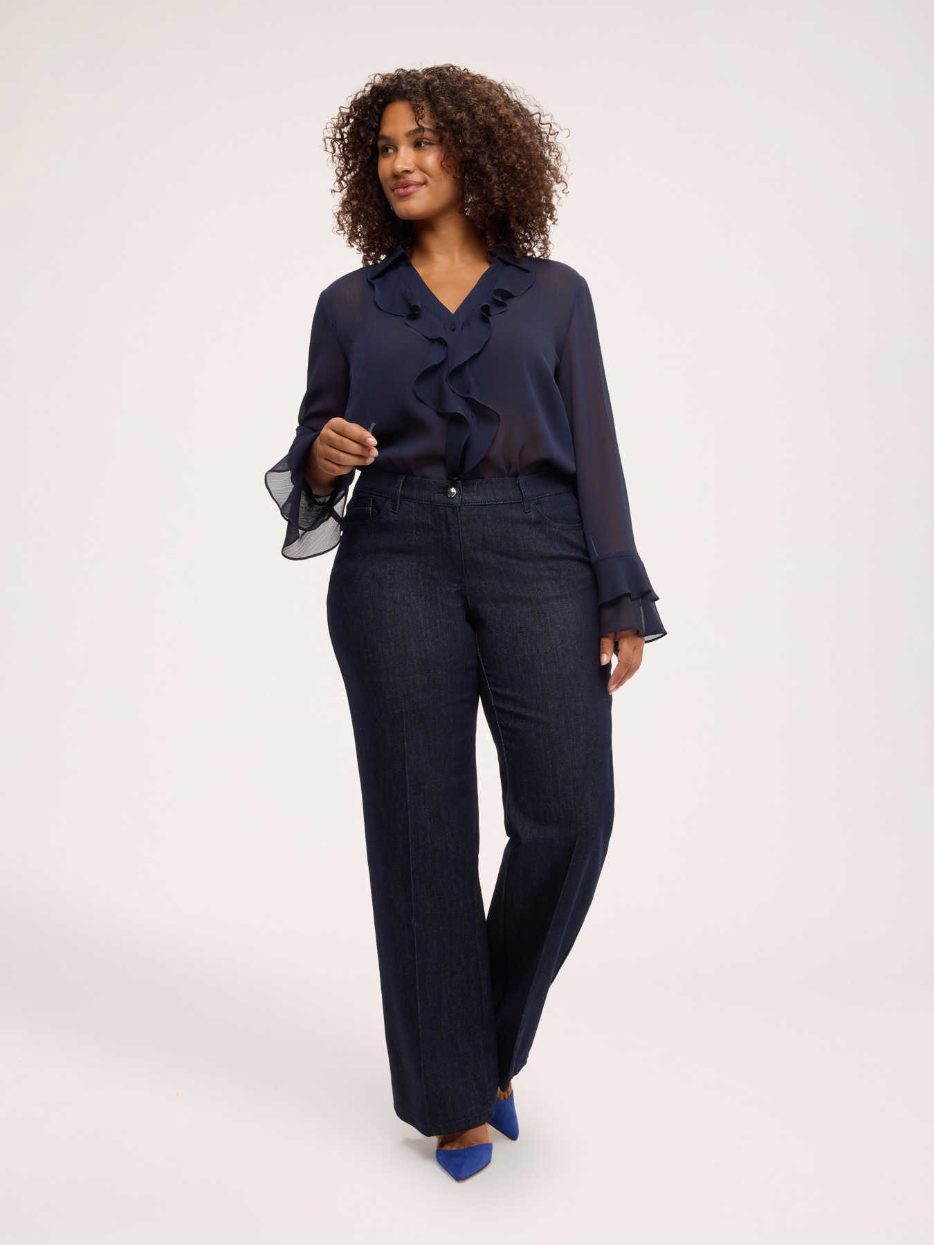 Cr&ecirc;pe blouse with ruffle image number 2
