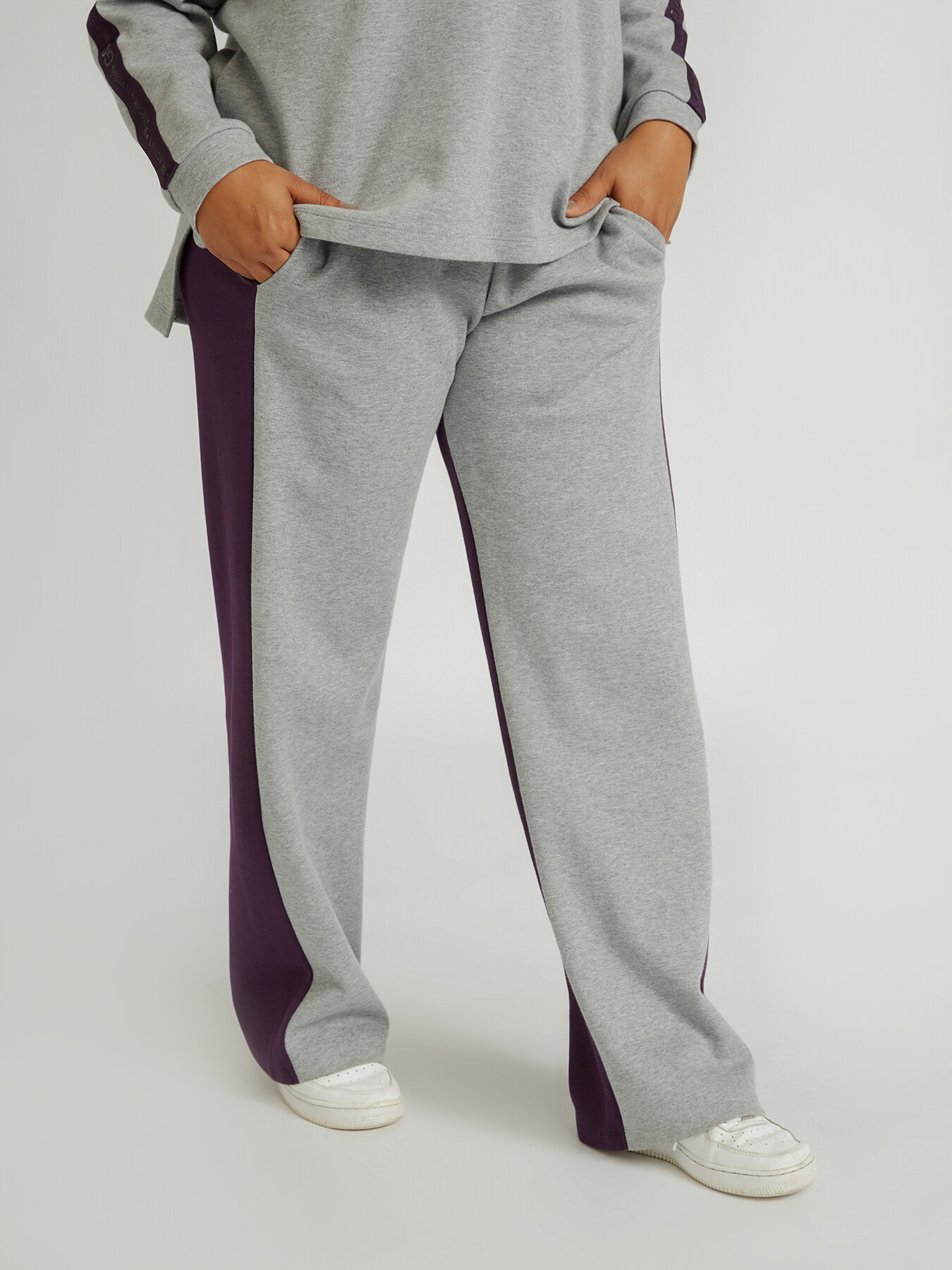 Pantaloni in felpa bicolor image number 2