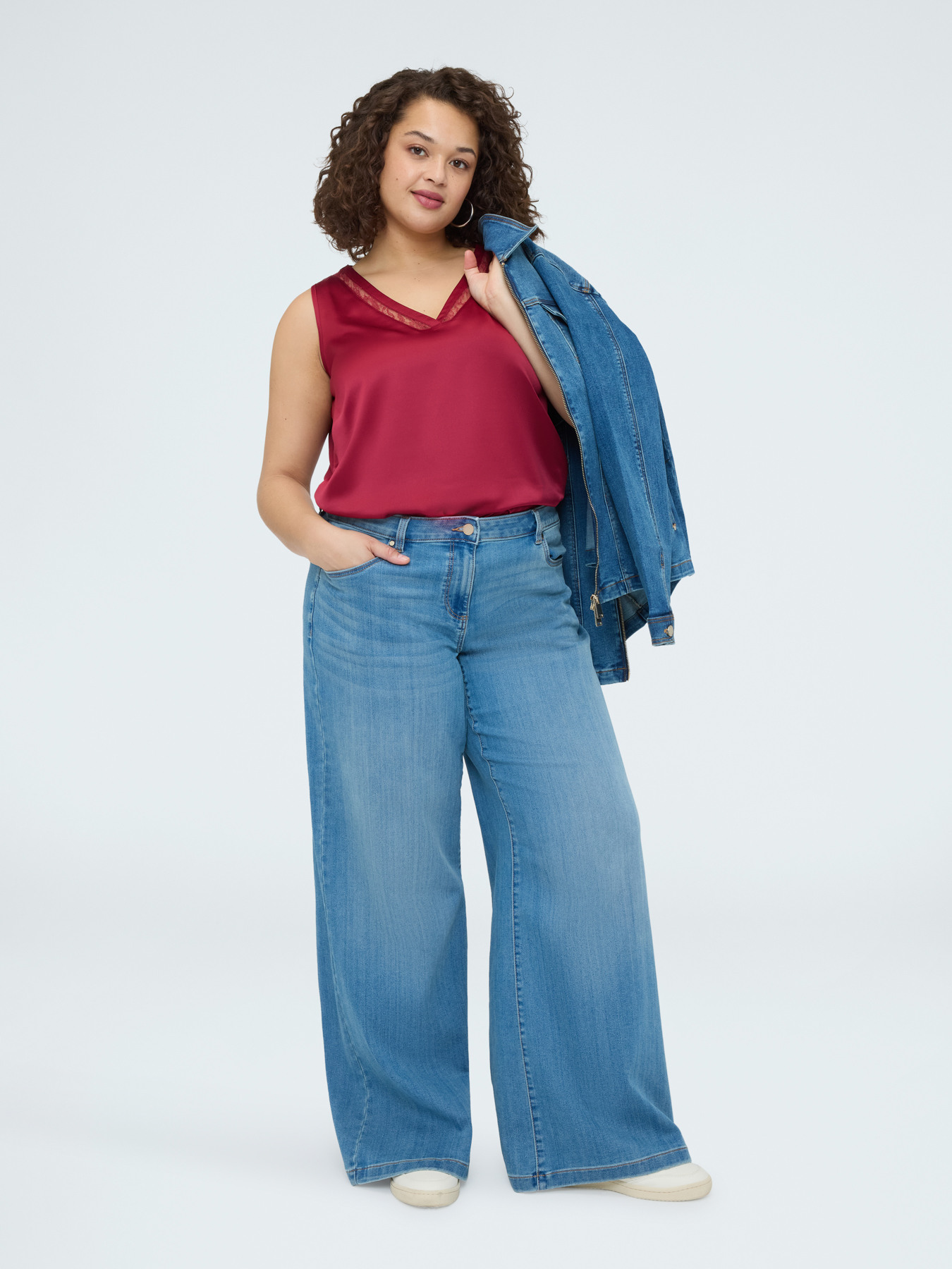 Top avec d&eacute;collet&eacute; en V et d&eacute;tail en dentelle image number 2