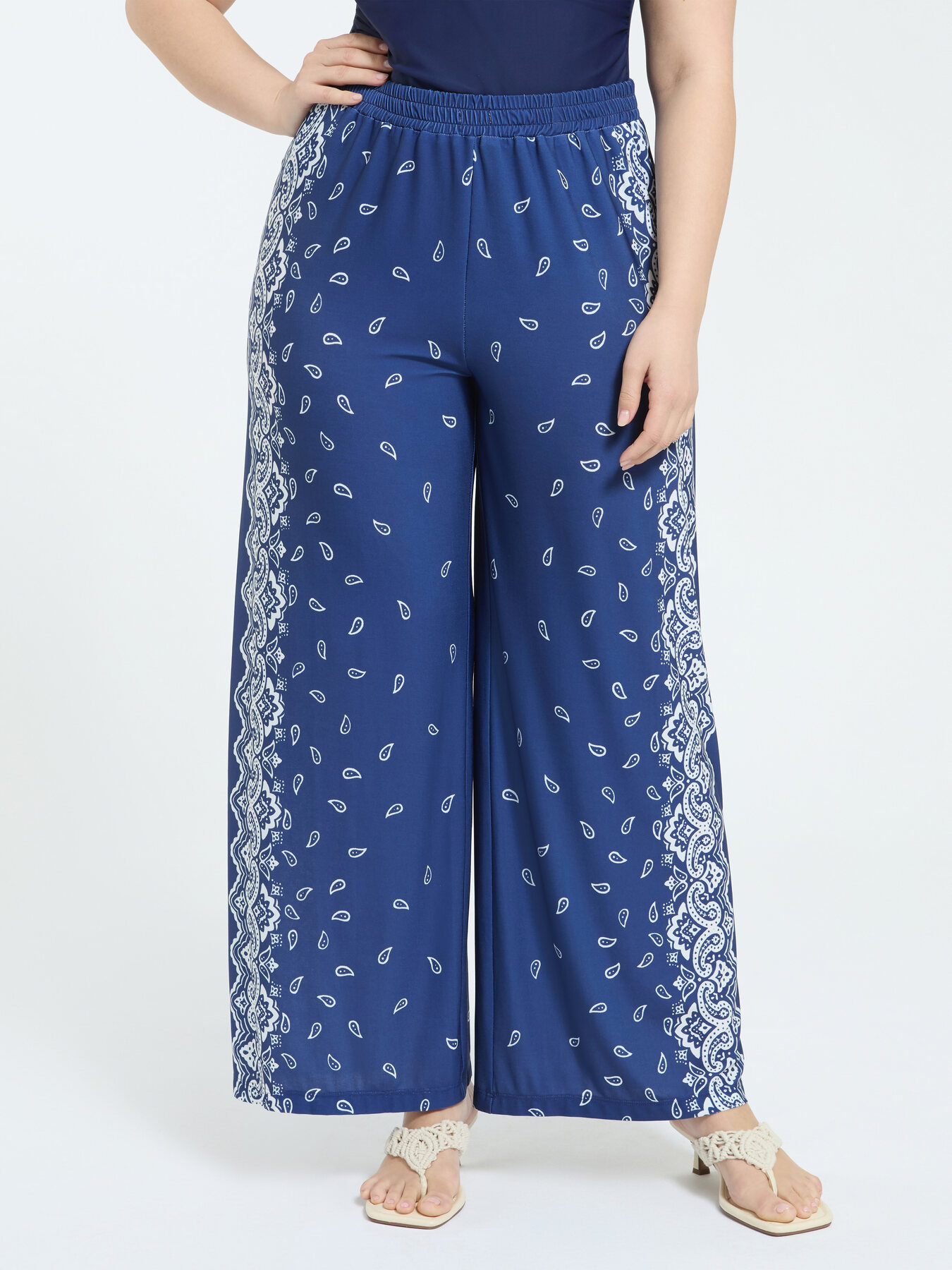 Wide Leg Hose mit Bandana-Print image number 0