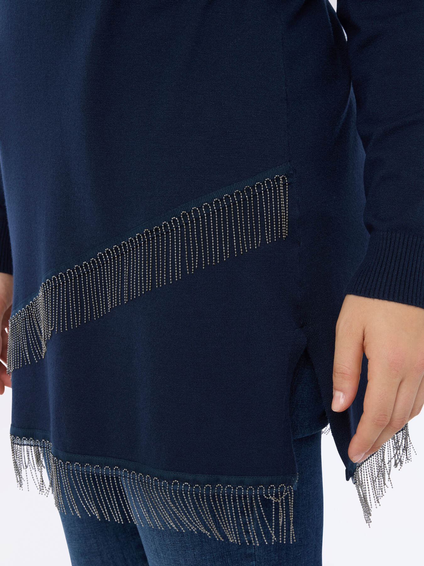 Langer Pullover mit asymmetrischen Fransen image number 4