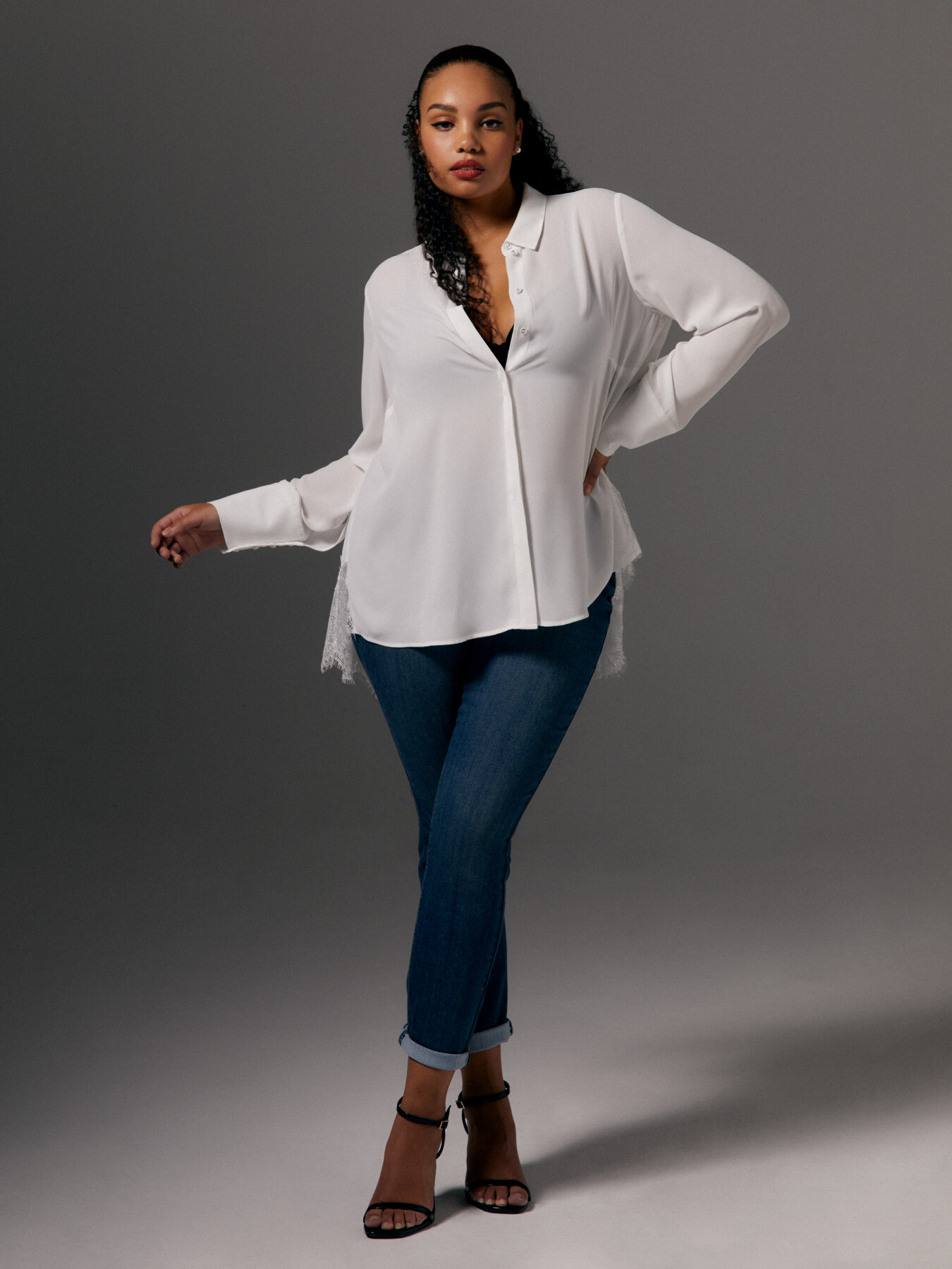 Camisa con parte plisada y encaje por detr&aacute;s image number 4