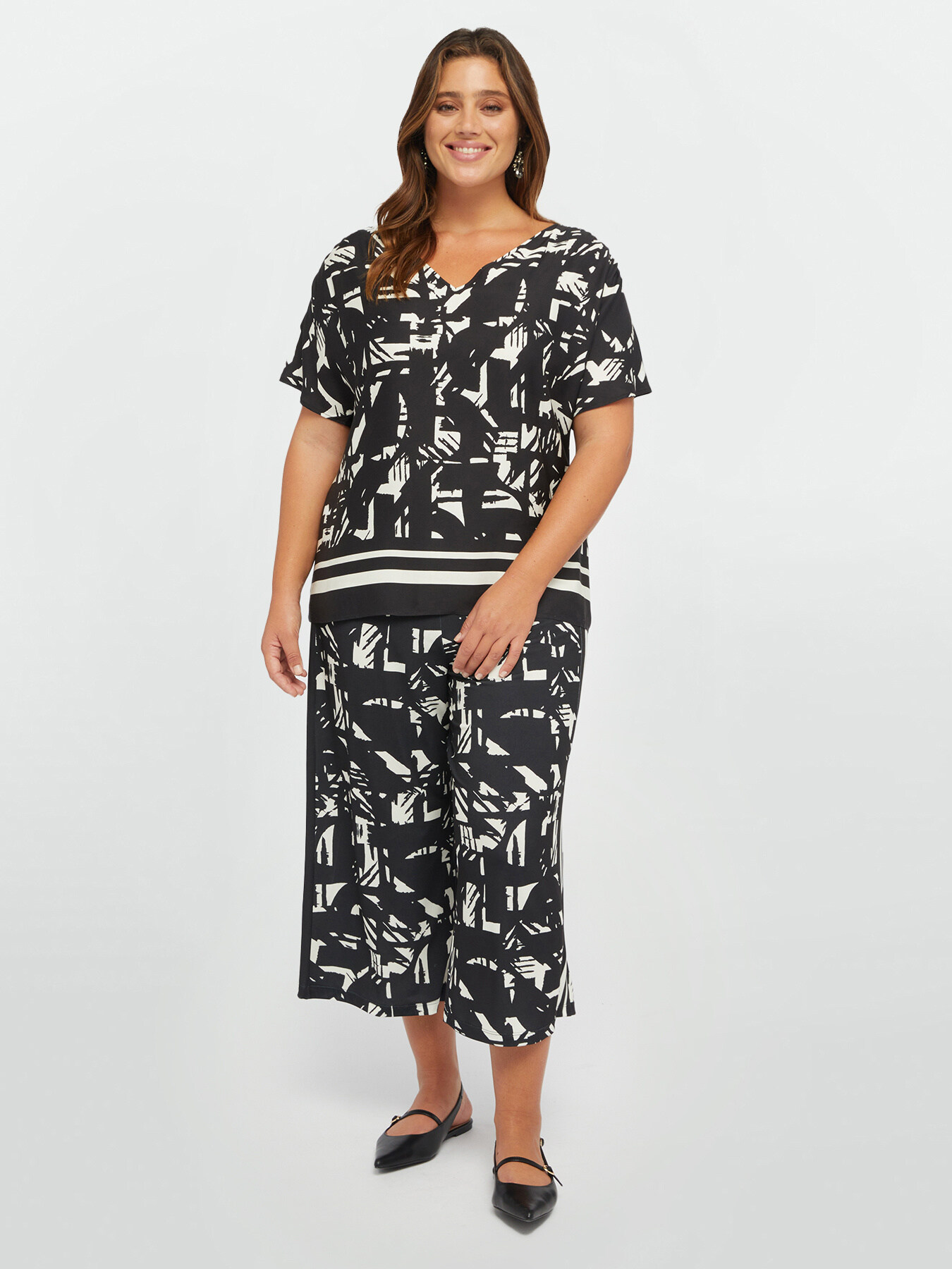 T-shirt bimaterica dalla stampa black and white image number 3