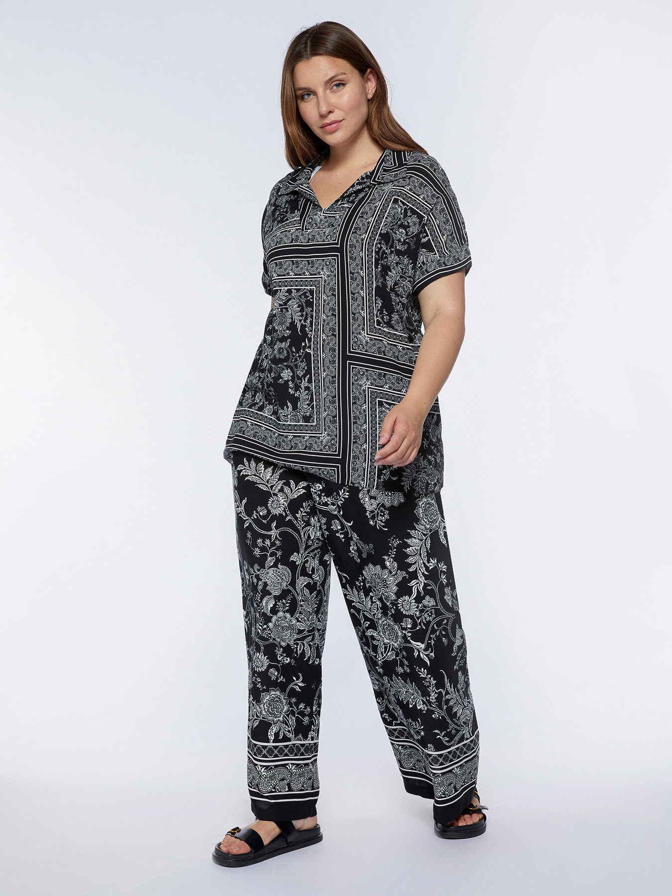 Blusa con estampado de bandana en blanco y negro image number 2