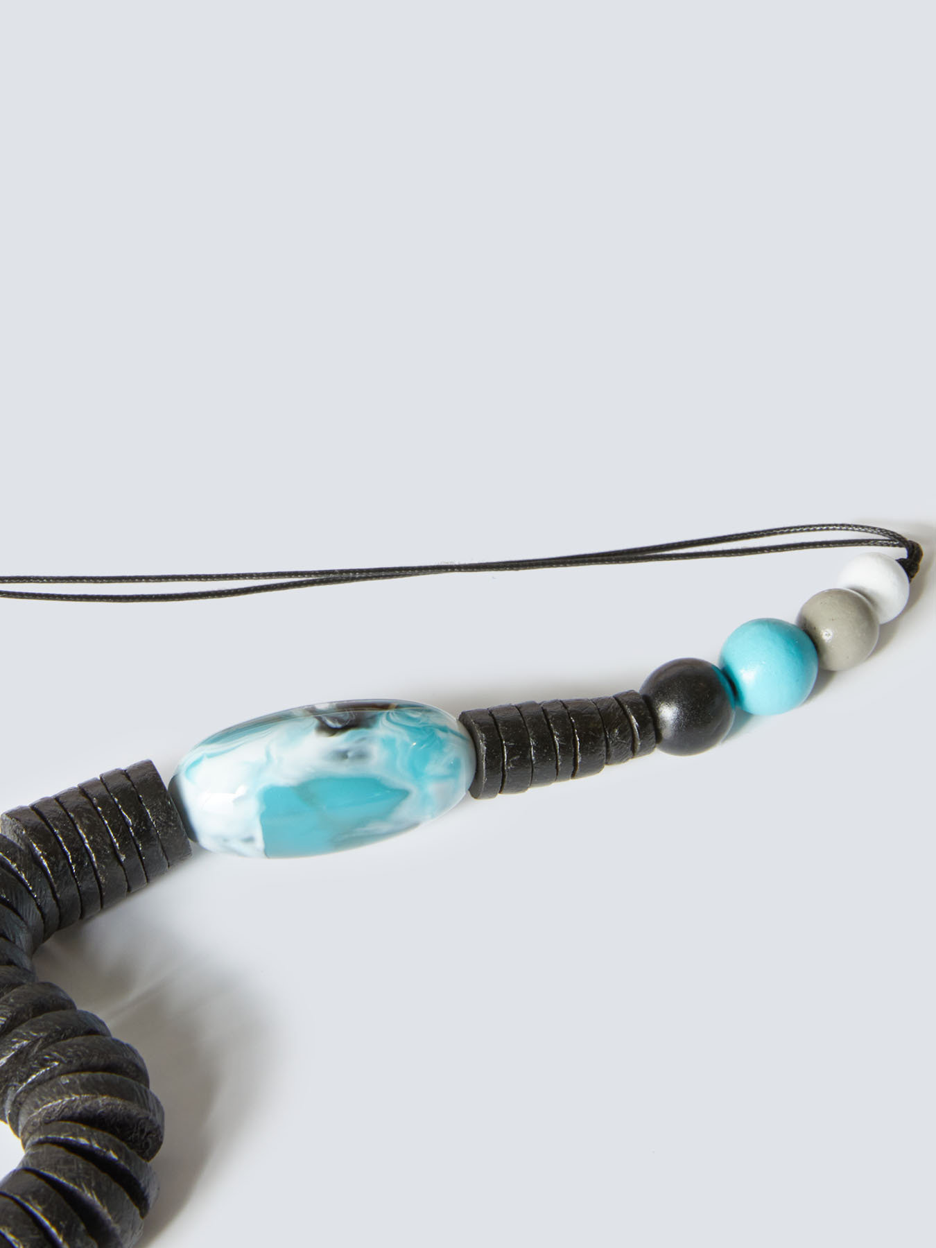 Collar &eacute;tnico de madera y resina pintada image number 1