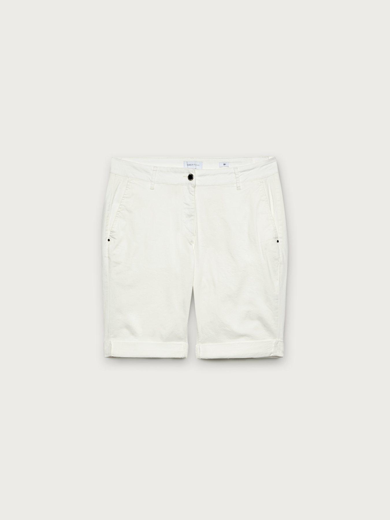 Short trousers with slanted pockets image number 3