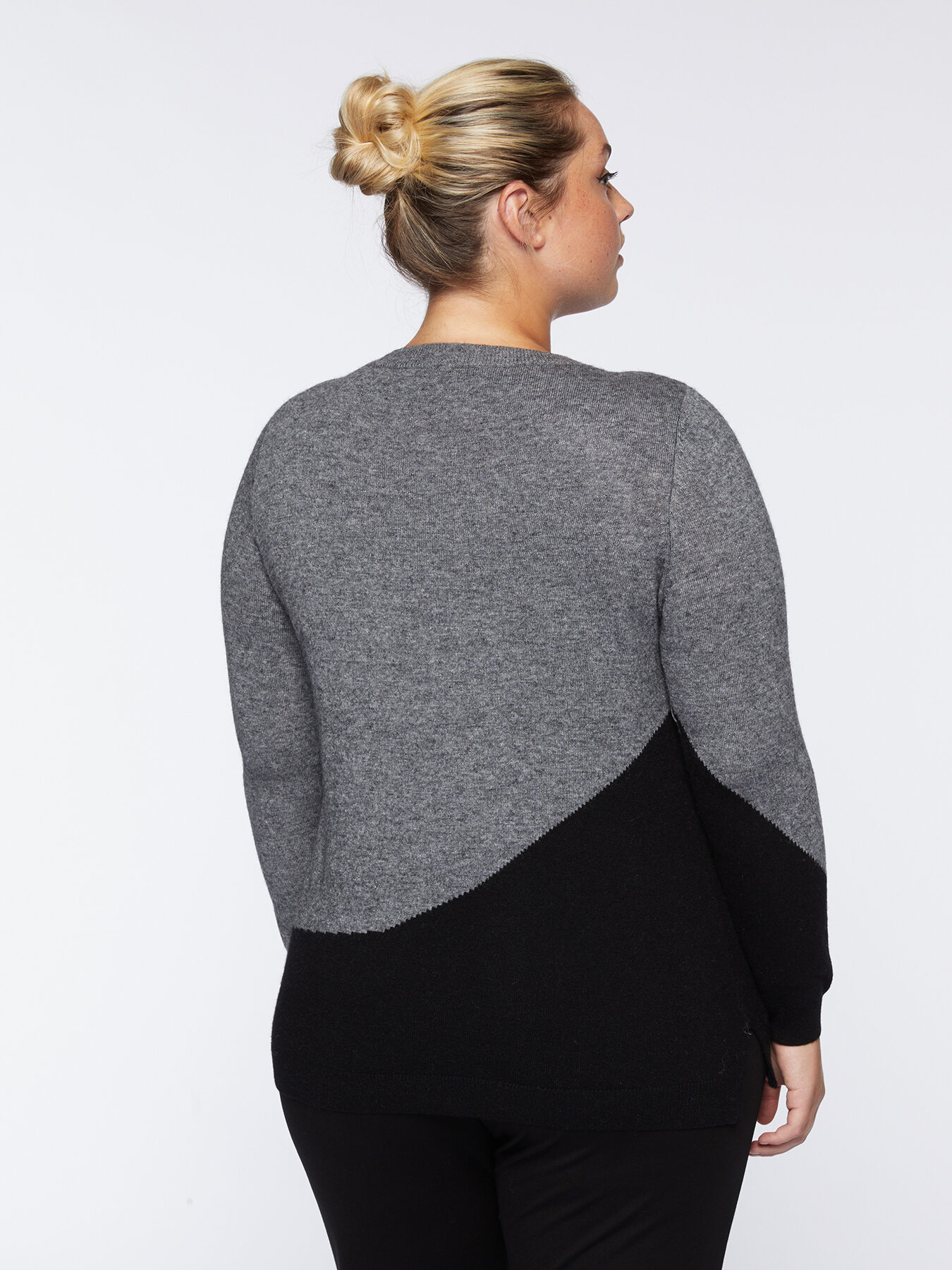 Pull color block avec une broderie faite &agrave; la main image number 1