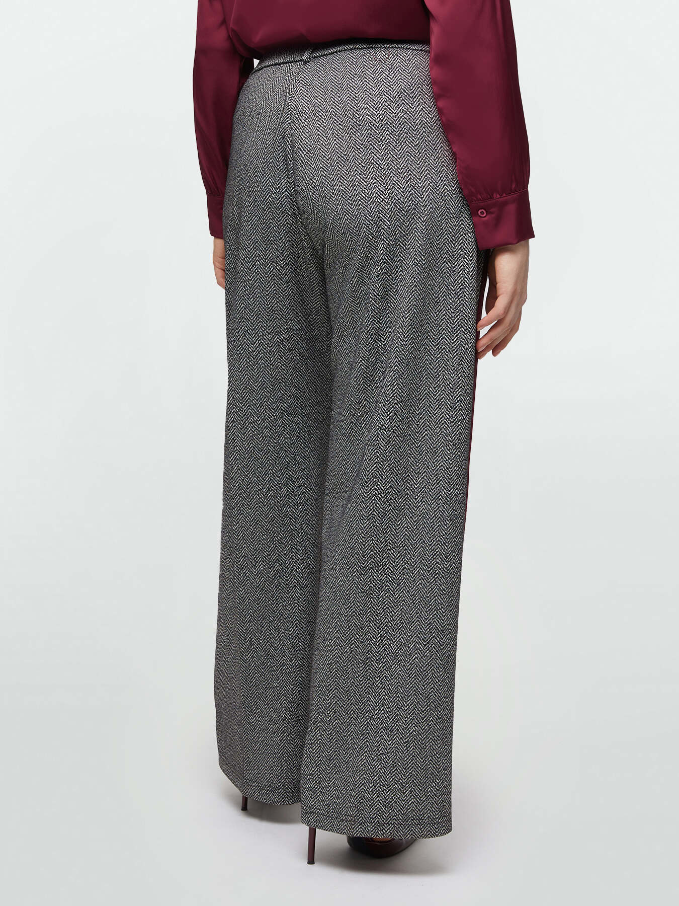 Pantal&oacute;n estampado con bordes en contraste. image number 1