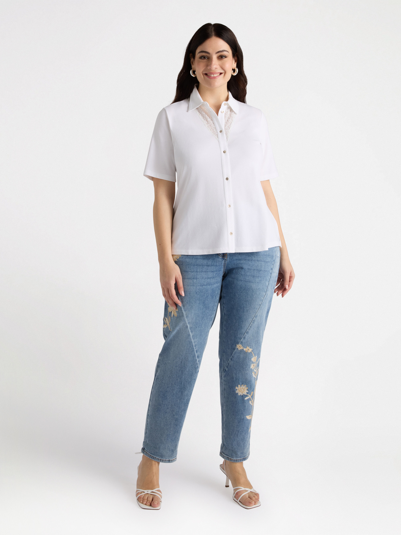 Camisa con aplicaciones bordadas image number 2