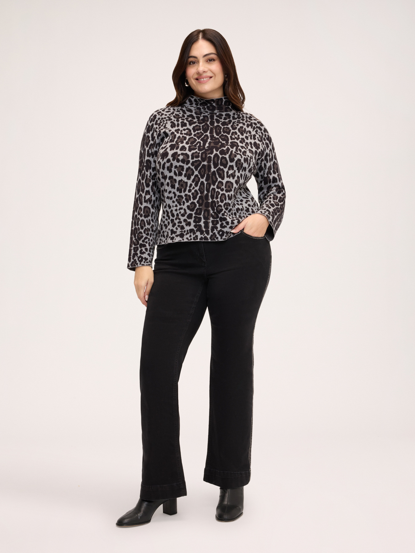 Heavy knit turtleneck with print image number 4