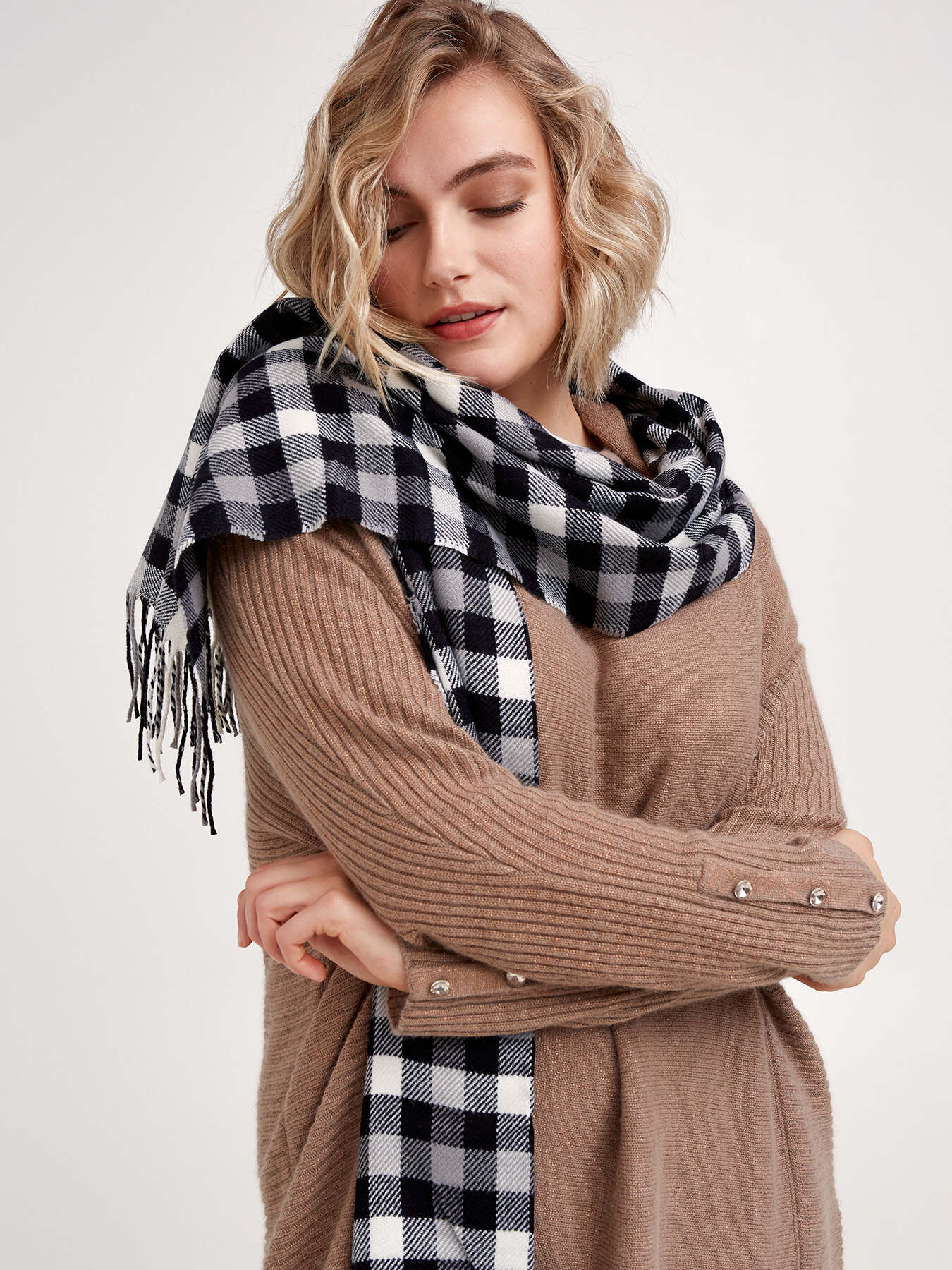 Schwarz und Wei&szlig; karierter Schal image number 0