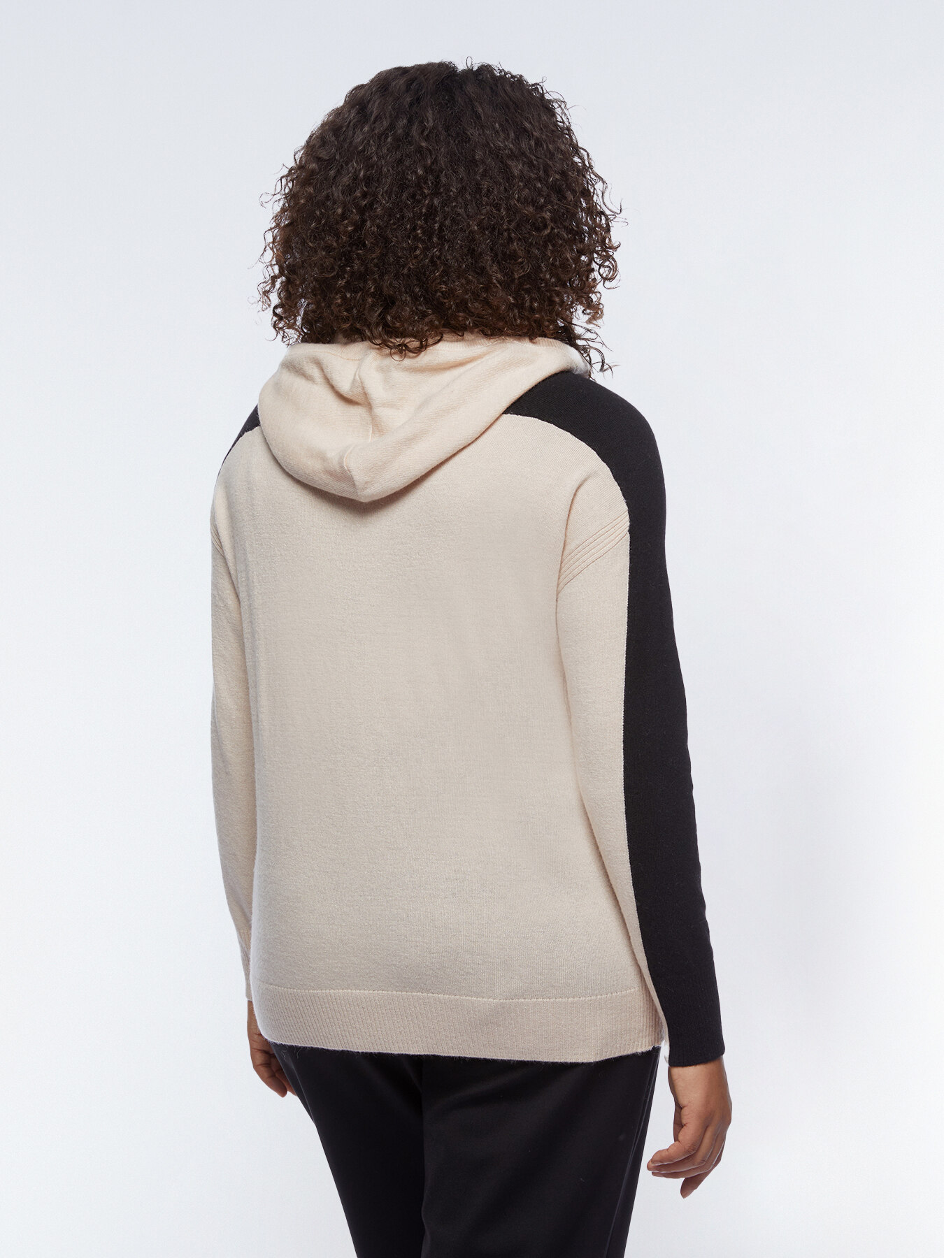 Maglia bicolore con cappuccio image number 1