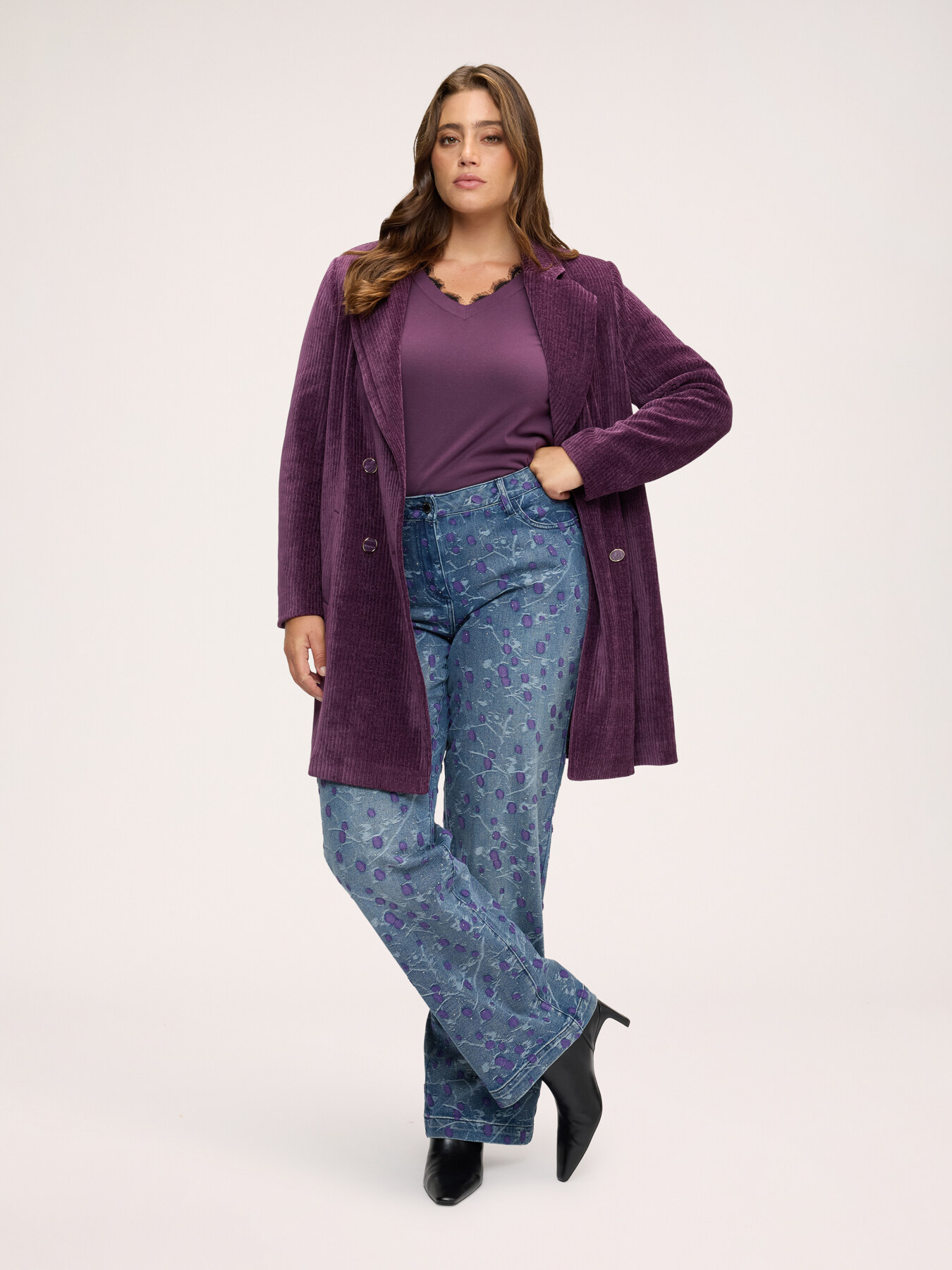 Straight jeans with jacquard embroidery image number 2