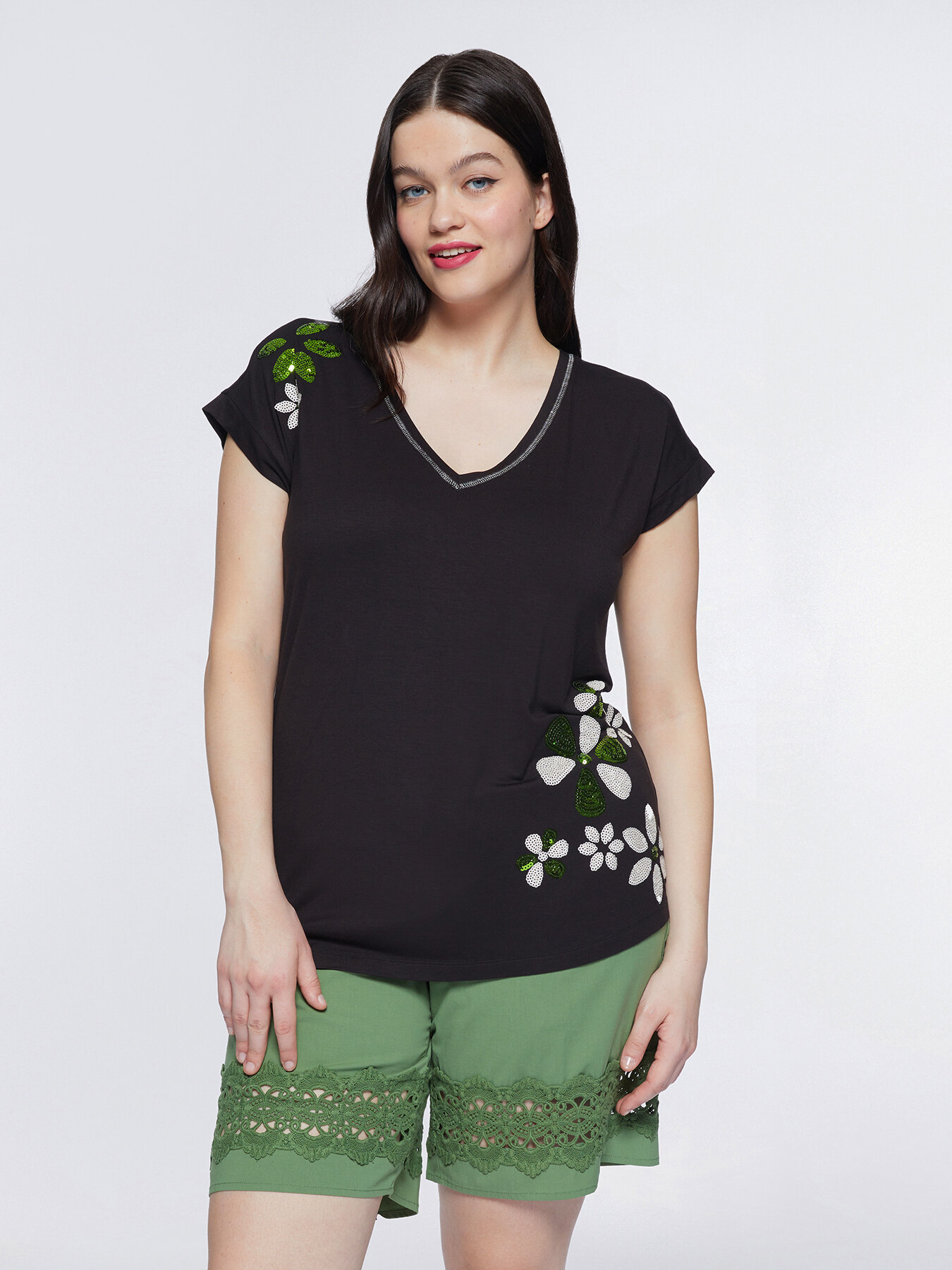 T-shirt con ricami floreali image number 3