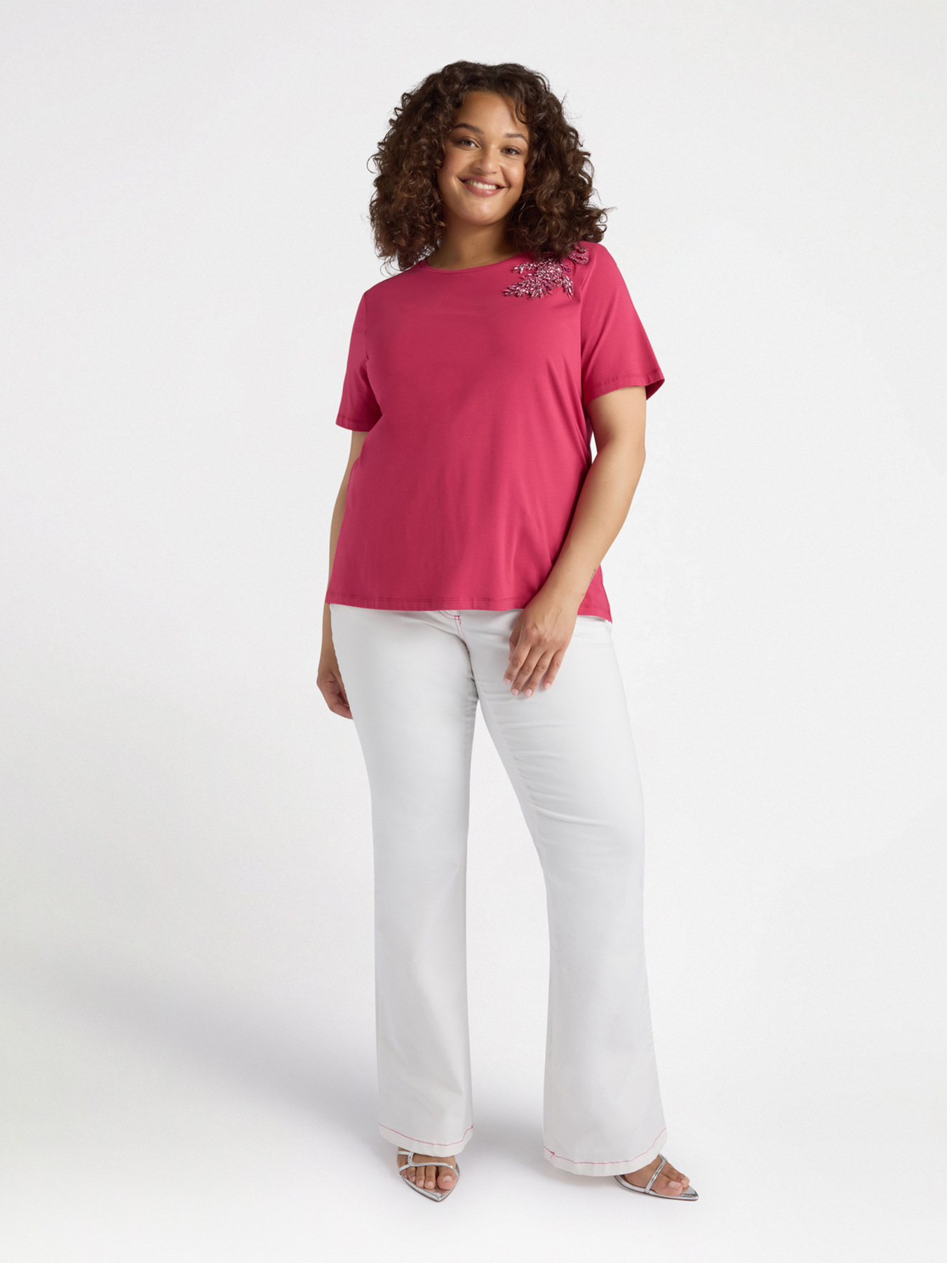 T-shirt avec broderie florale image number 0