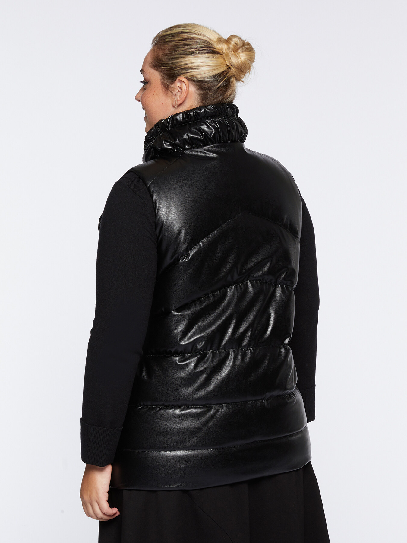 Piumino smanicato in tessuto lucido image number 1