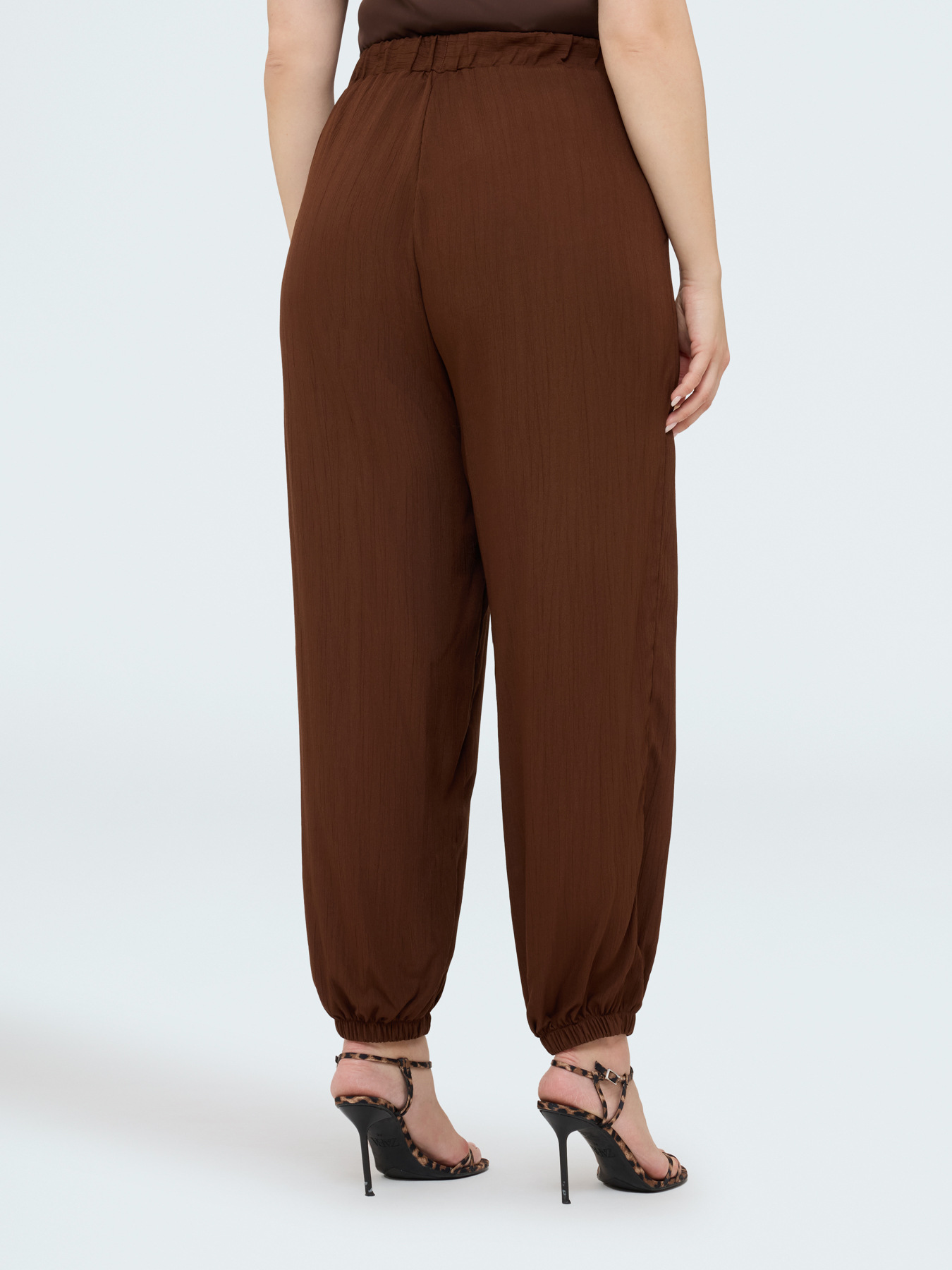 Jogger &mu;&epsilon; &lambda;ά&sigma;&tau;&iota;&chi;&omicron; &sigma;&tau;&omicron;&nu; &alpha;&sigma;&tau;&rho;ά&gamma;&alpha;&lambda;&omicron; image number 1