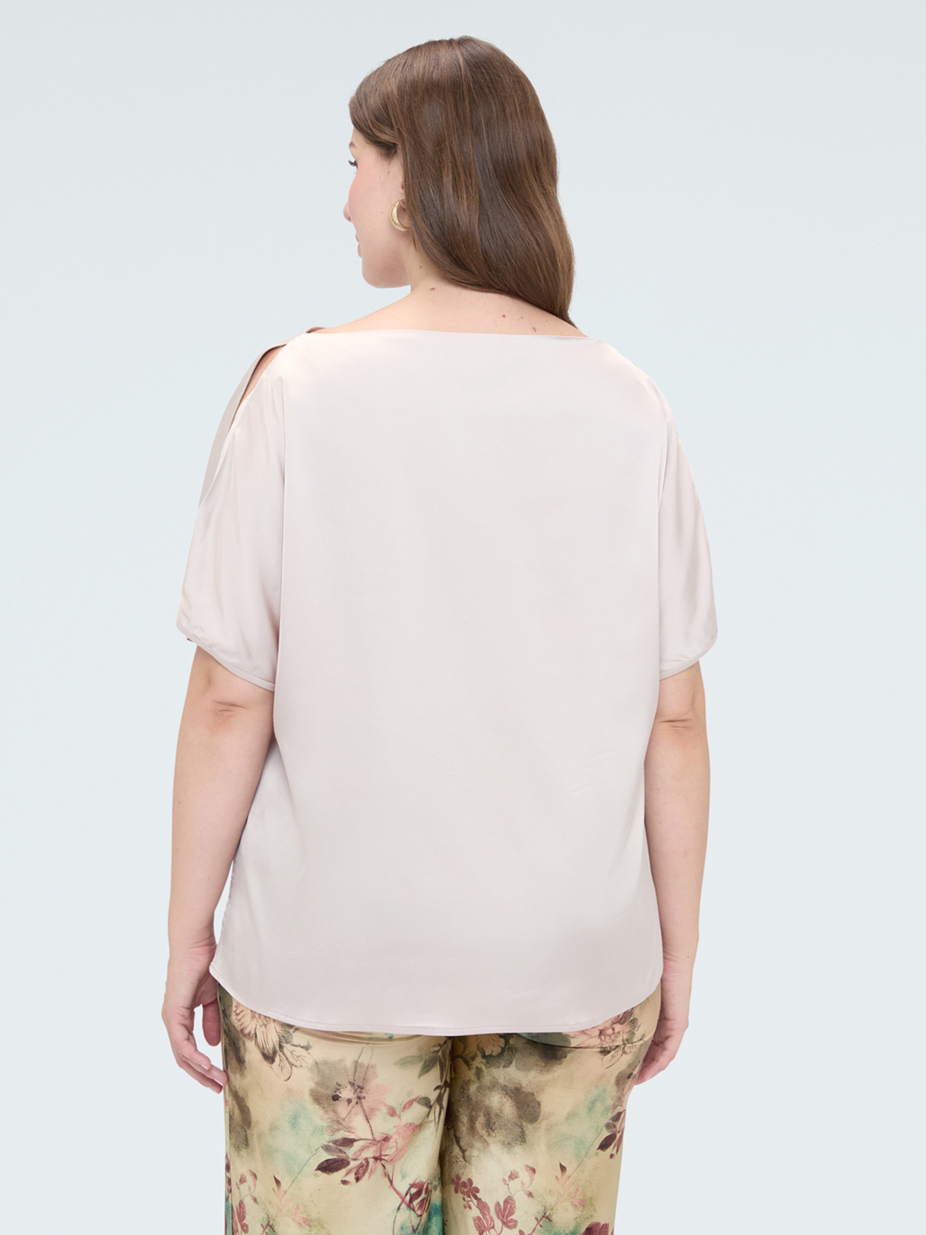 Bluse aus Satin mit Carr&eacute;-Ausschnitt und Cut-out image number 1