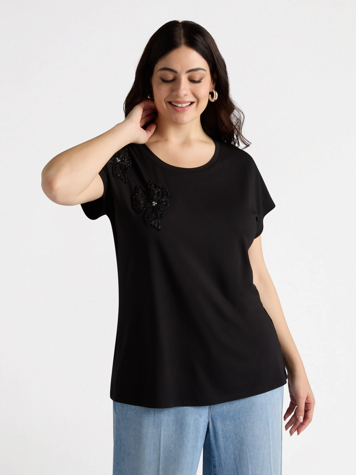 T-shirt con fiori ricamati image number 2