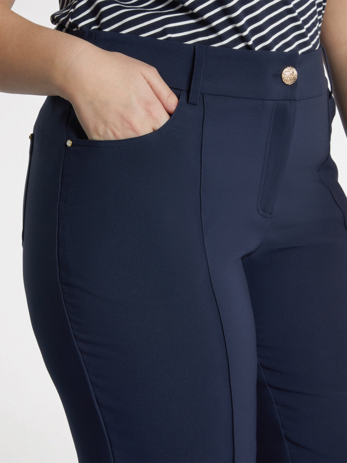 Pantalon kick flare en crêpe de néoprène image number 3