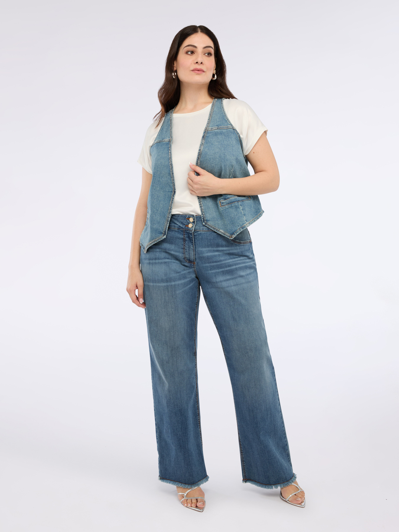 Regular jeans with frayed hem image number 1