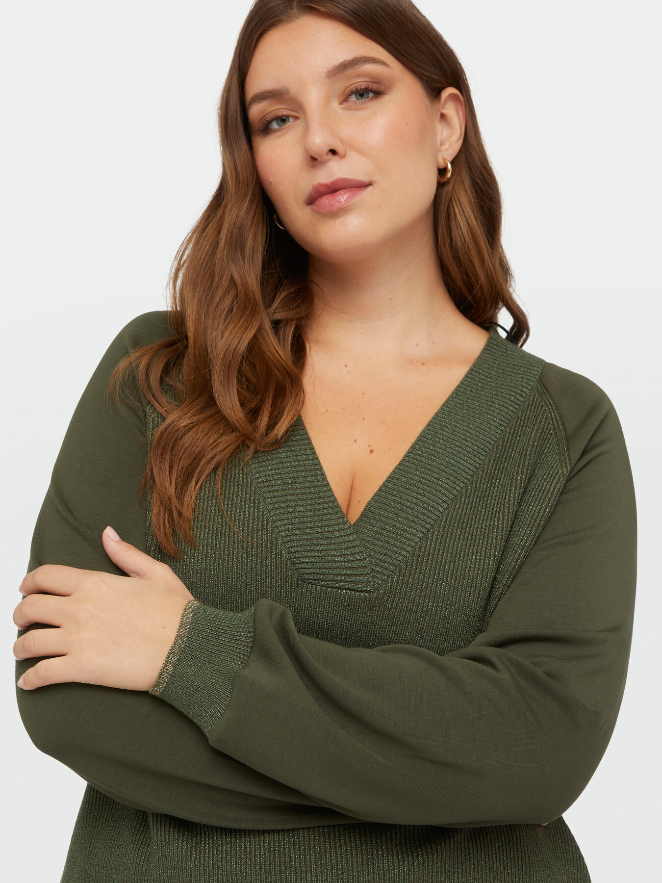 Pull doux au toucher avec col en V et bords lurex image number 3