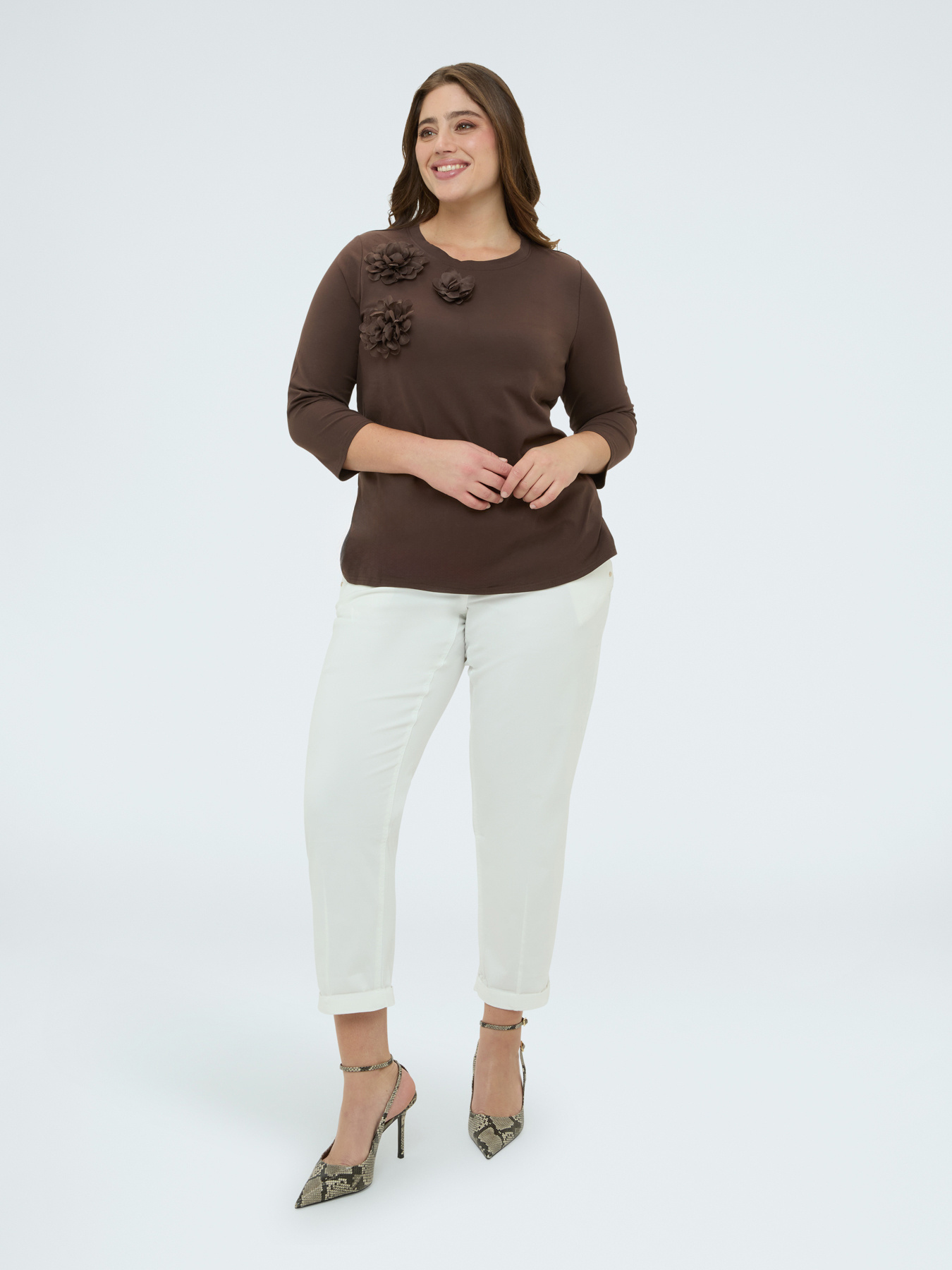 Jersey t-shirt with floral appliqu&eacute;s image number 2