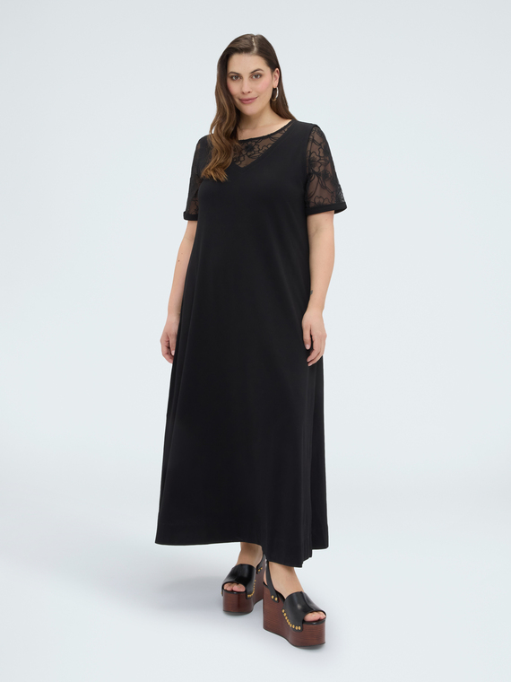 Langes A-Linien-Kleid mit floralen Details