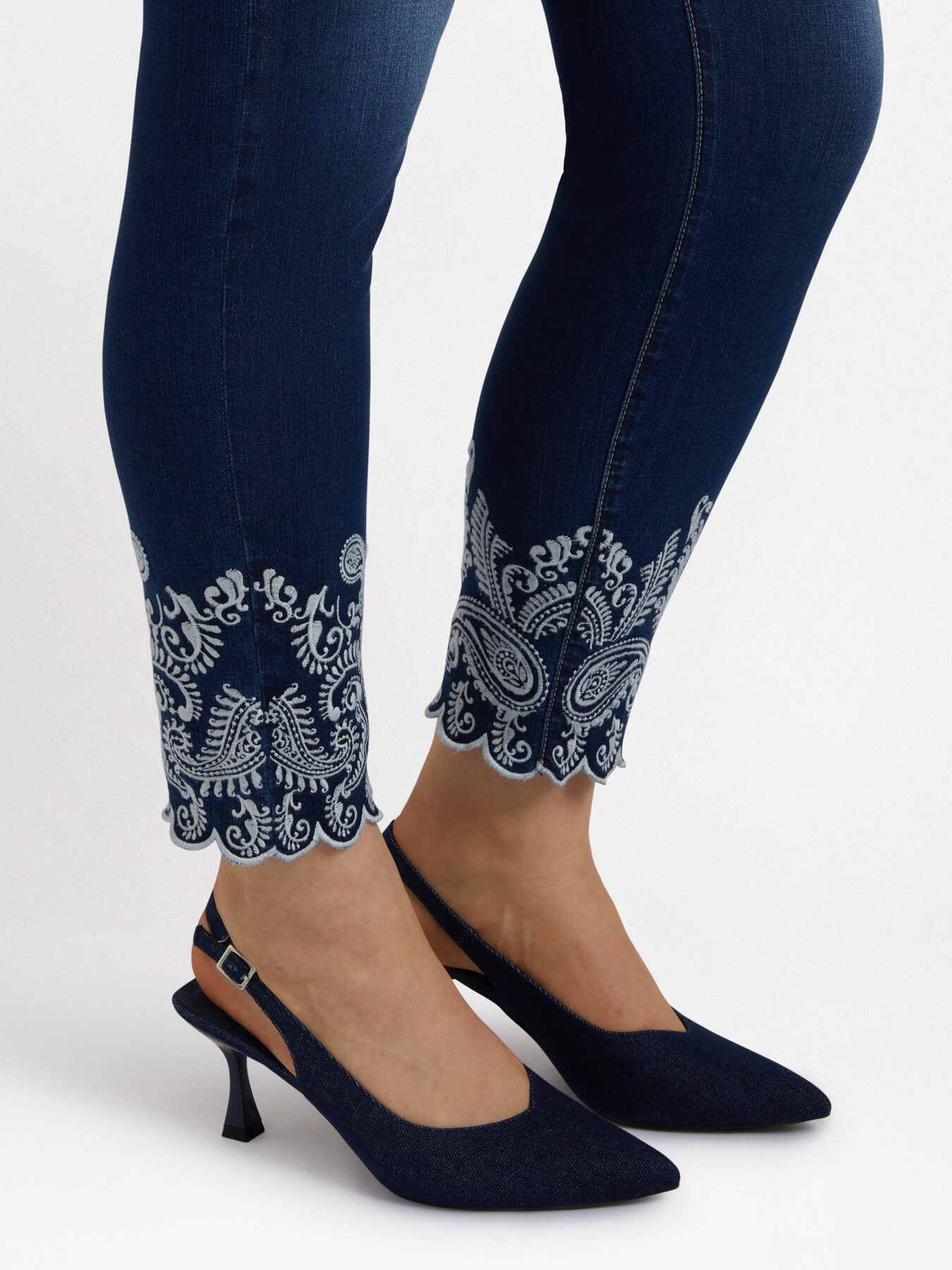 Skinny-Jeans mit Stickerei unten image number 3