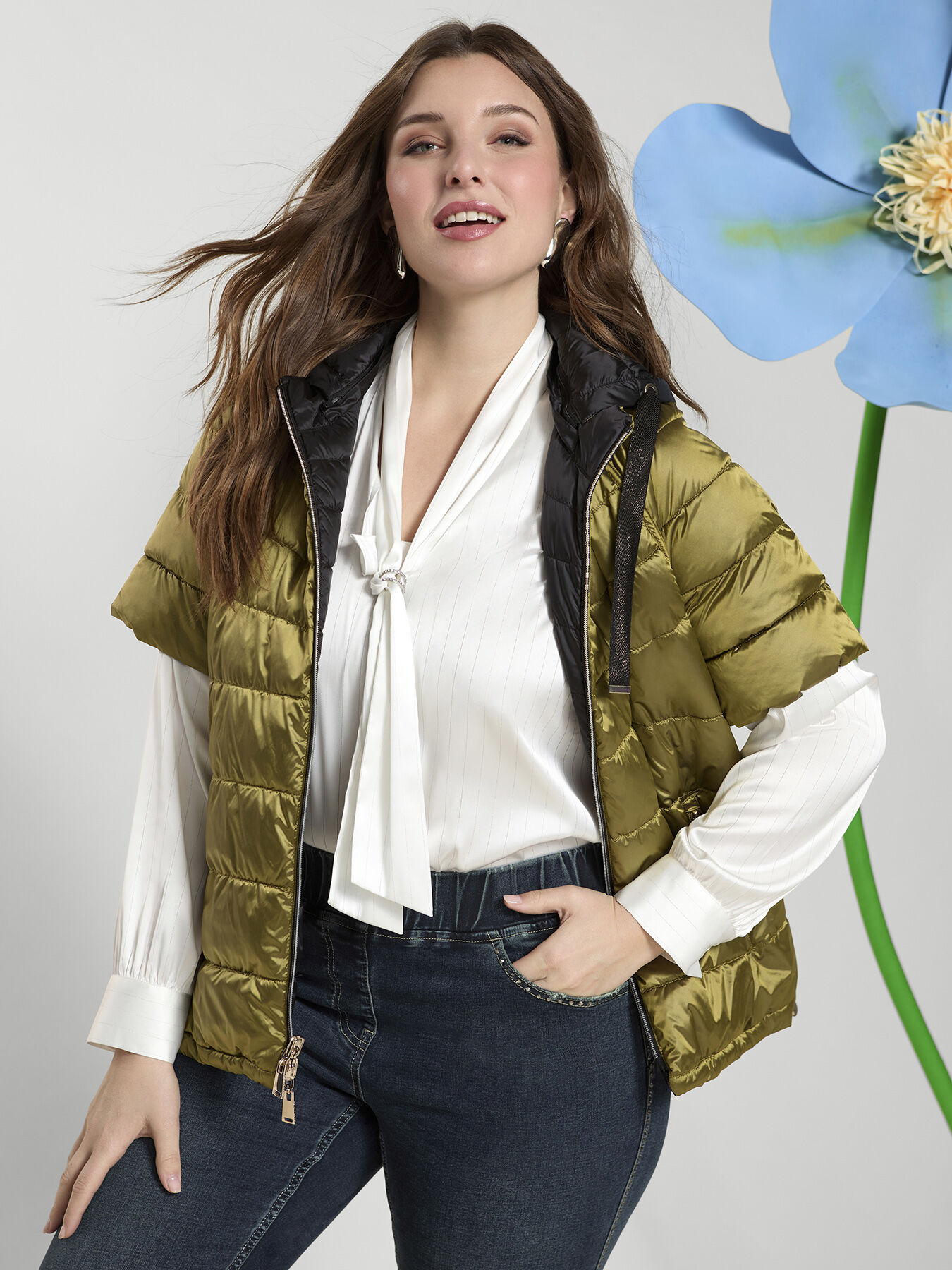 Reversible short-sleeve puffer jacket image number 6