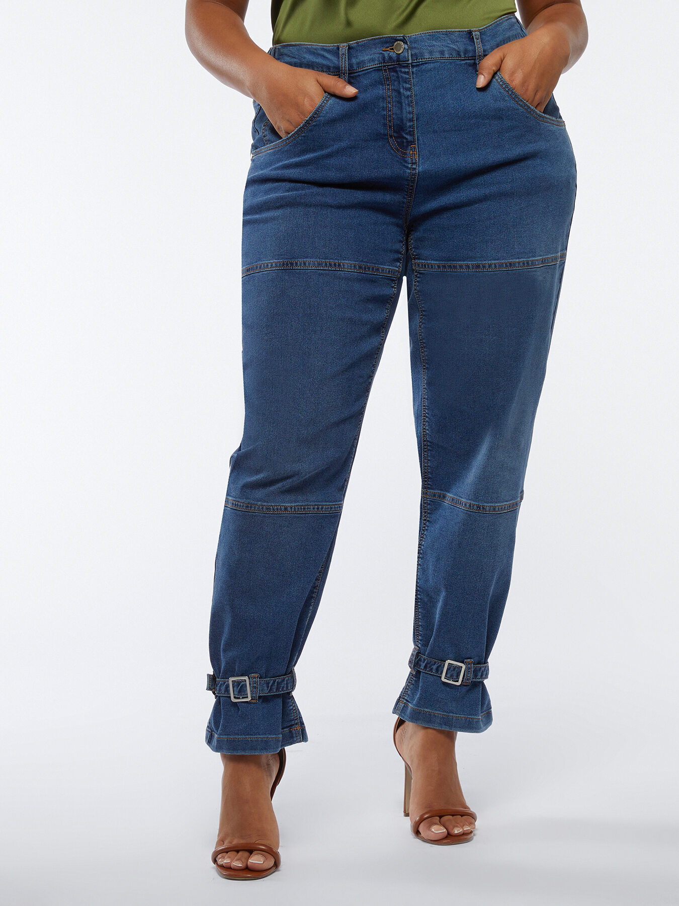 Jeans cargo con cinturini al fondo image number 0