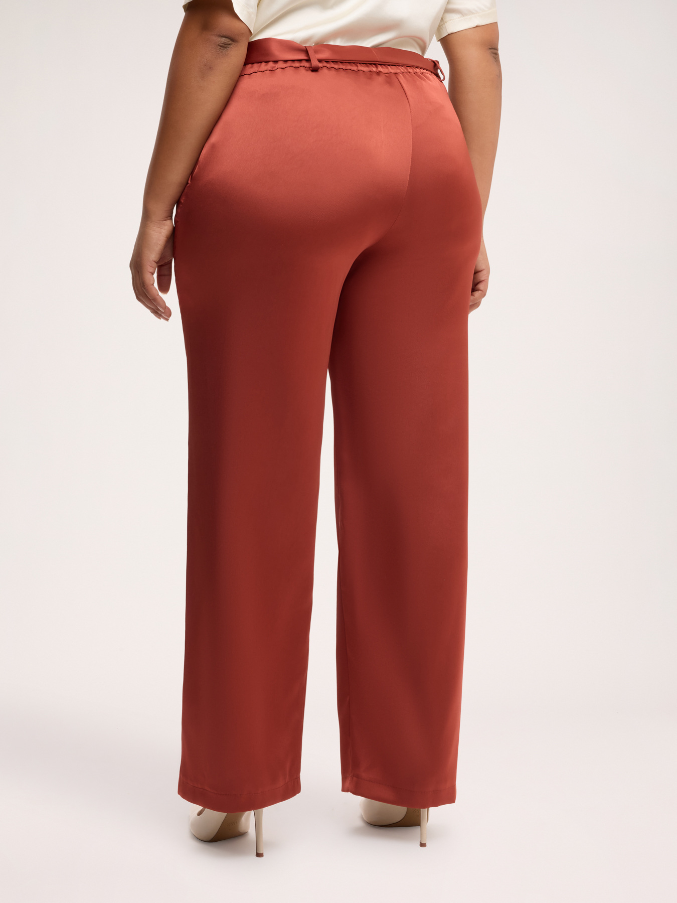Pantalones de sat&eacute;n con cintur&oacute;n image number 1
