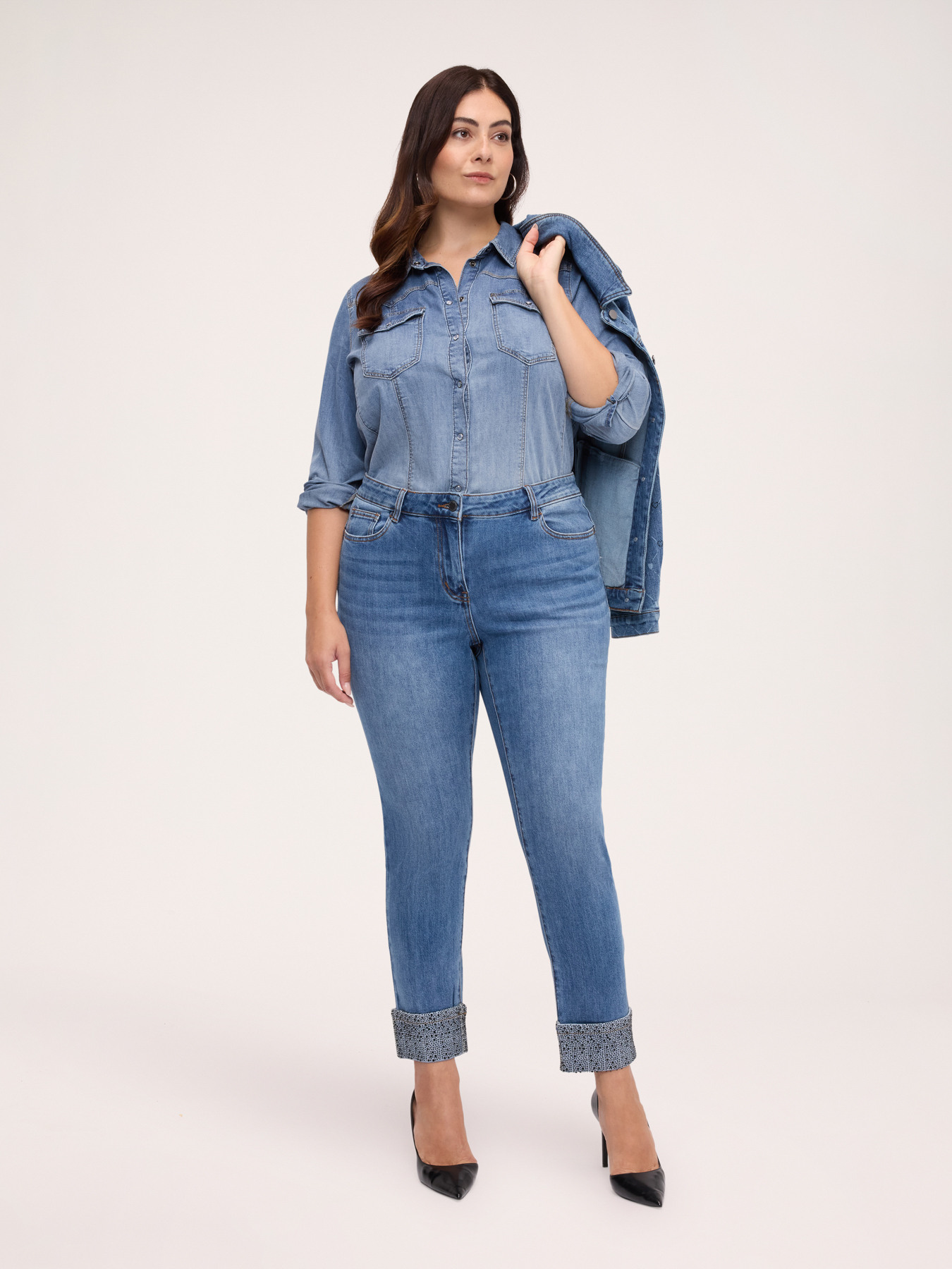 Skinny jeans with rhinestone-embellished cuffs image number 2