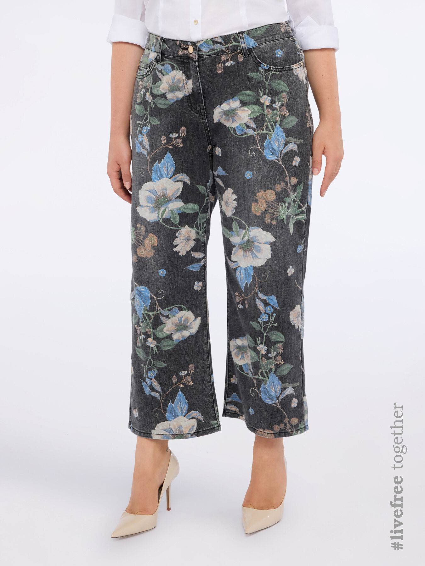 Jeans cropped dalla stampa floreale image number 2