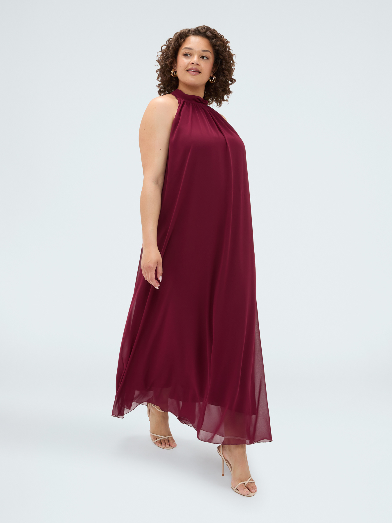 Long Free dress with halter neckline image number 2
