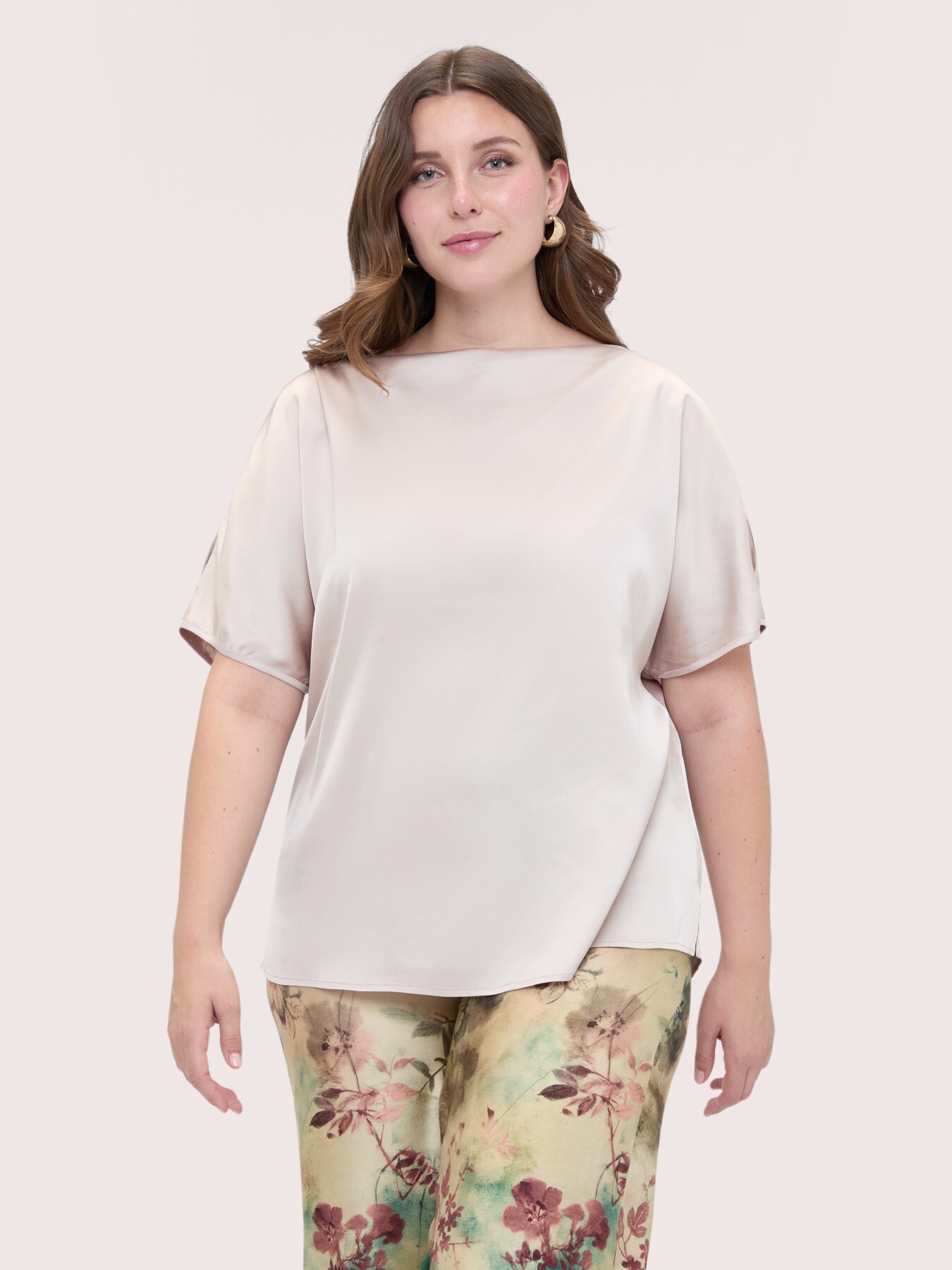Blouse en satin avec encolure bateau et d&eacute;coupes image number 2