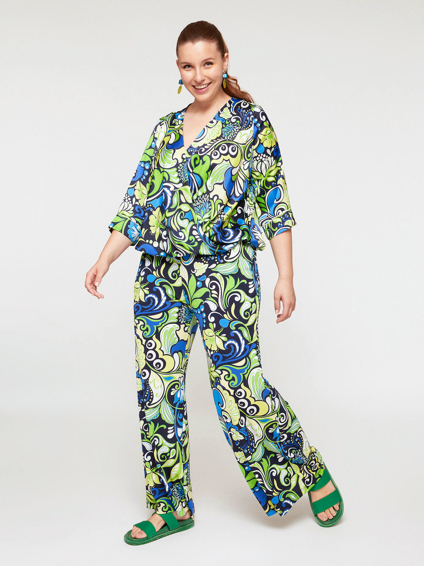 Blouse en satin impression Sixties avec motif cache-c&oelig;ur sur le devant image number 2