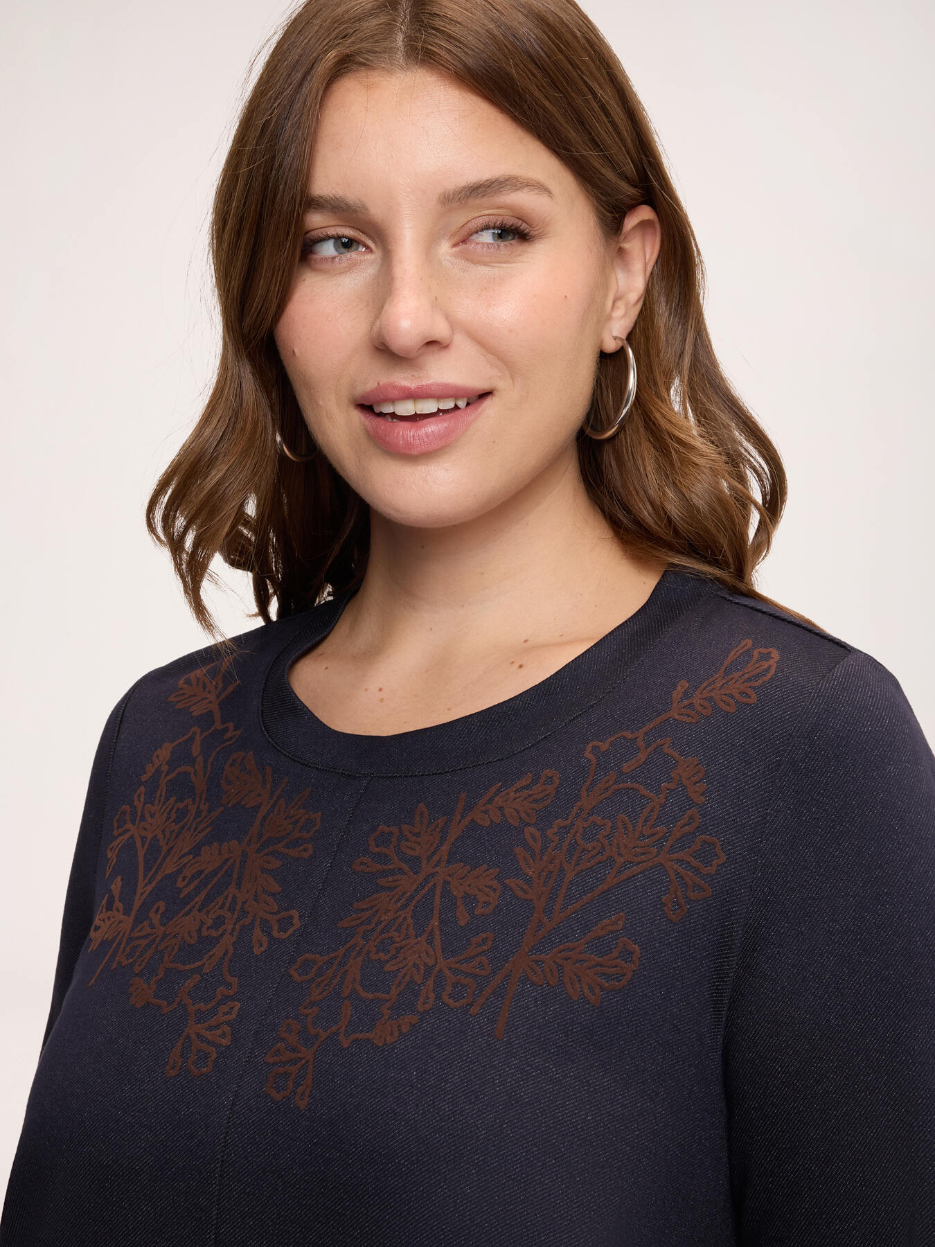 Robe courte &eacute;vas&eacute;e avec broderie florale image number 3