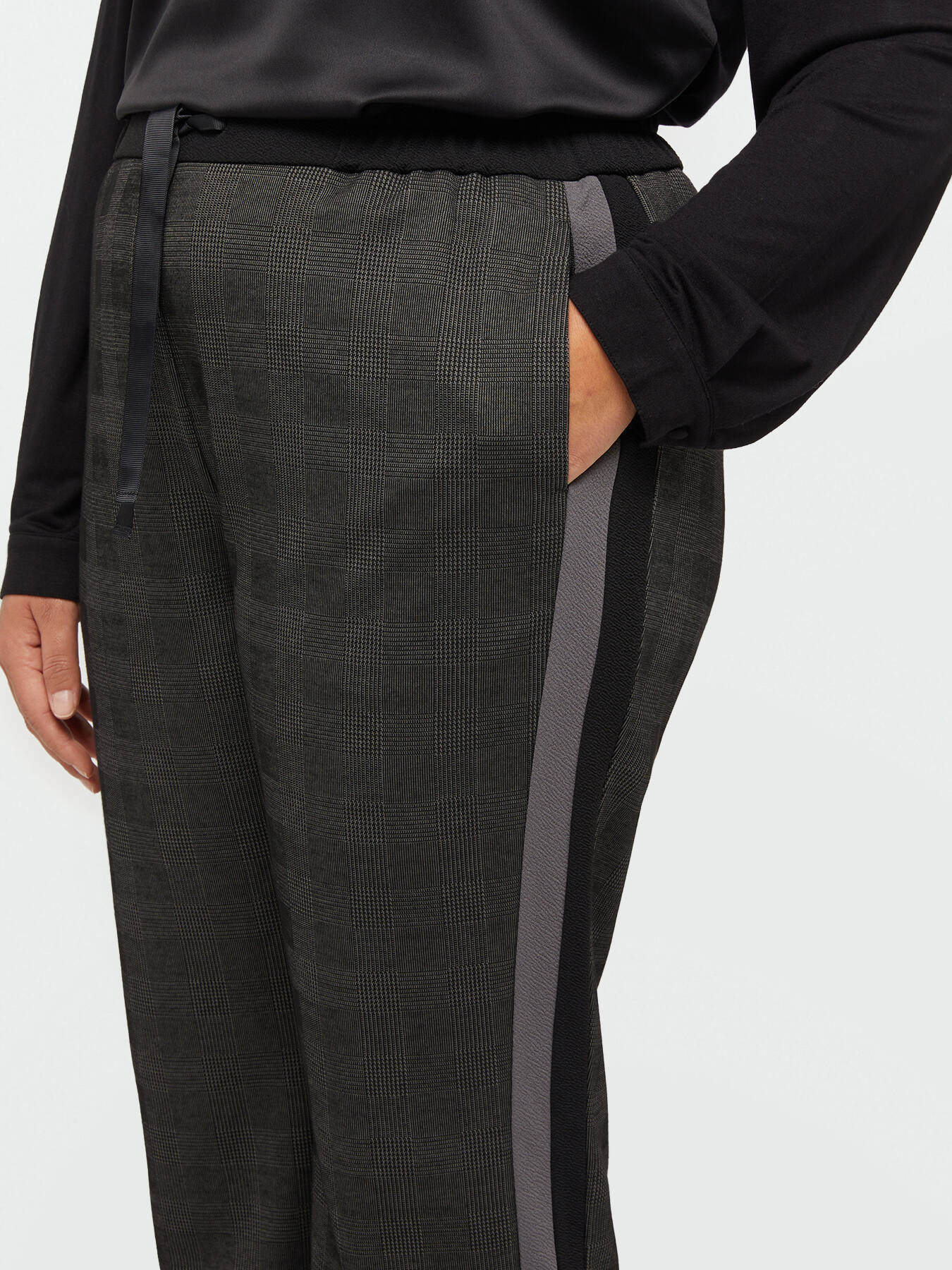 Pantal&oacute;n jogger con bordes laterales image number 3