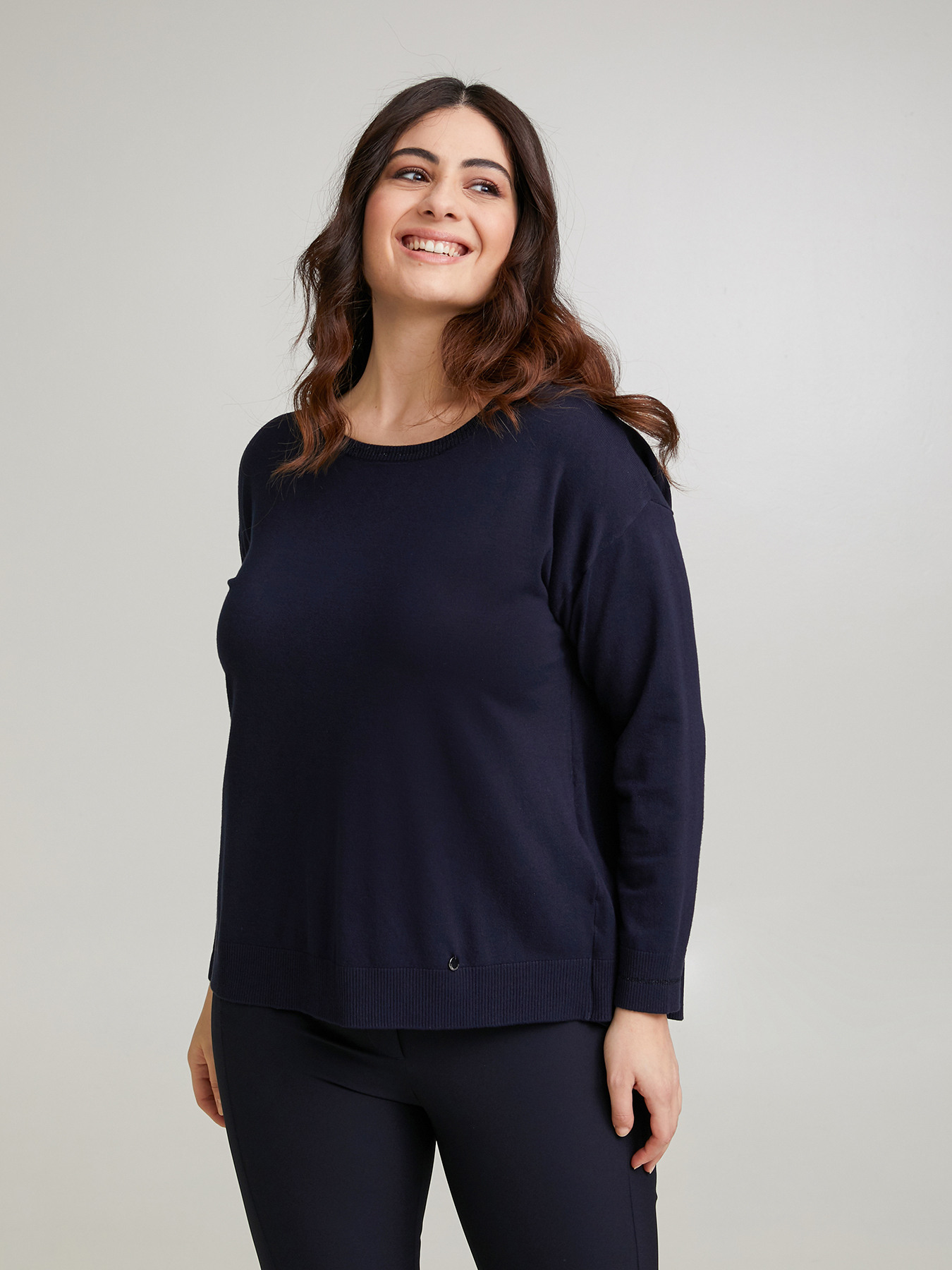 Jersey con aplicaci&oacute;n de lunares detr&aacute;s image number 2