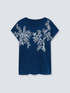 Camiseta con bordado floral image number 4