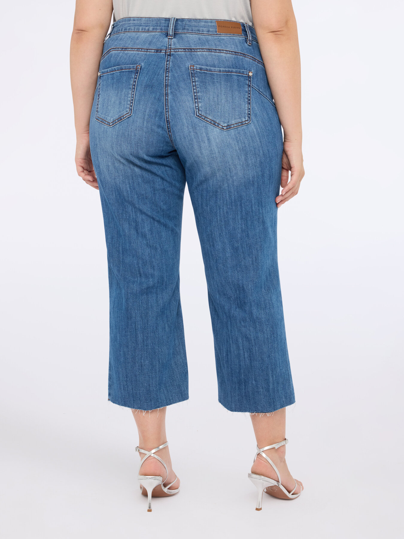 Cropped jeans with rhinestone appliqu&eacute;s image number 1