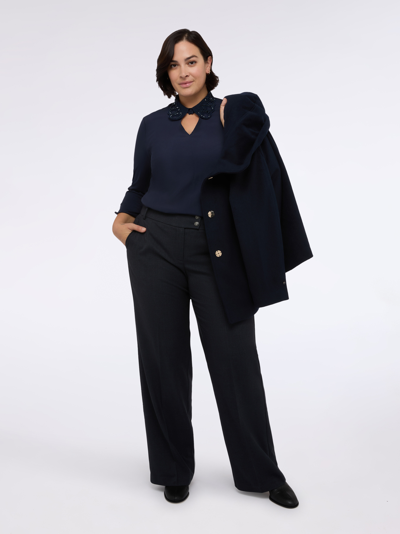 New regular trousers with pressed crease image number 3