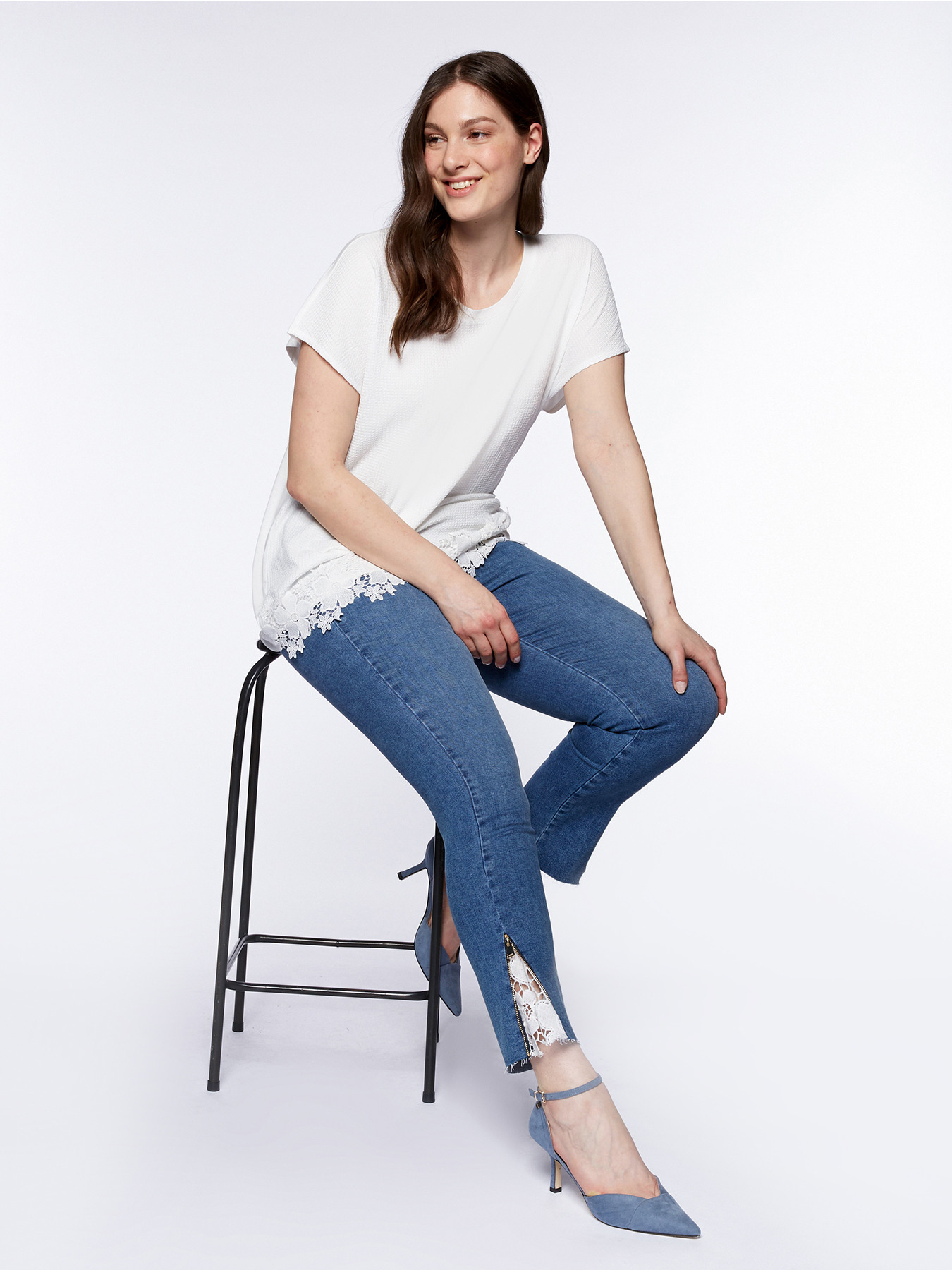 Vaqueros pitillo con inserci&oacute;n de encaje image number 2