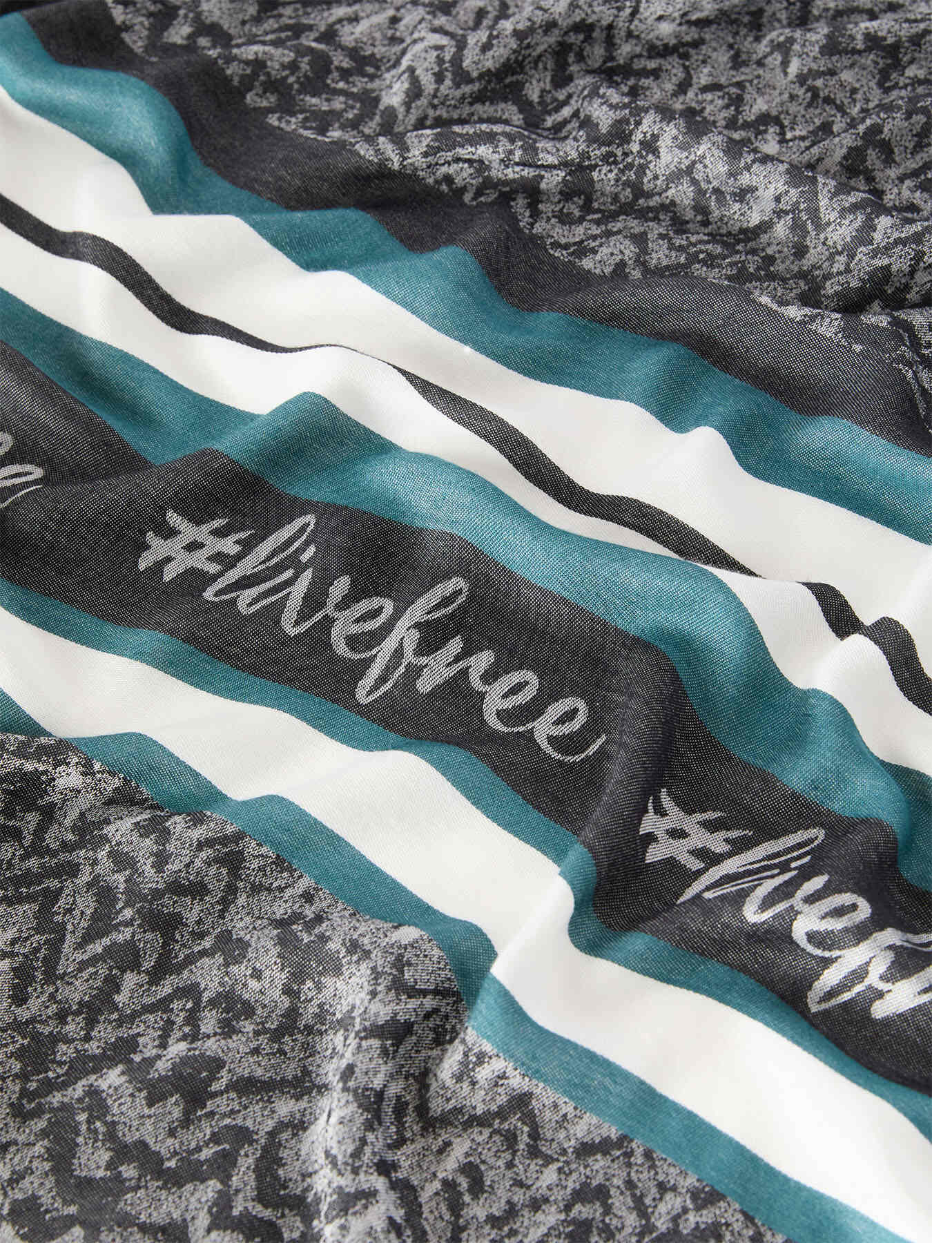 Long scarf with print and fringed edges image number 2