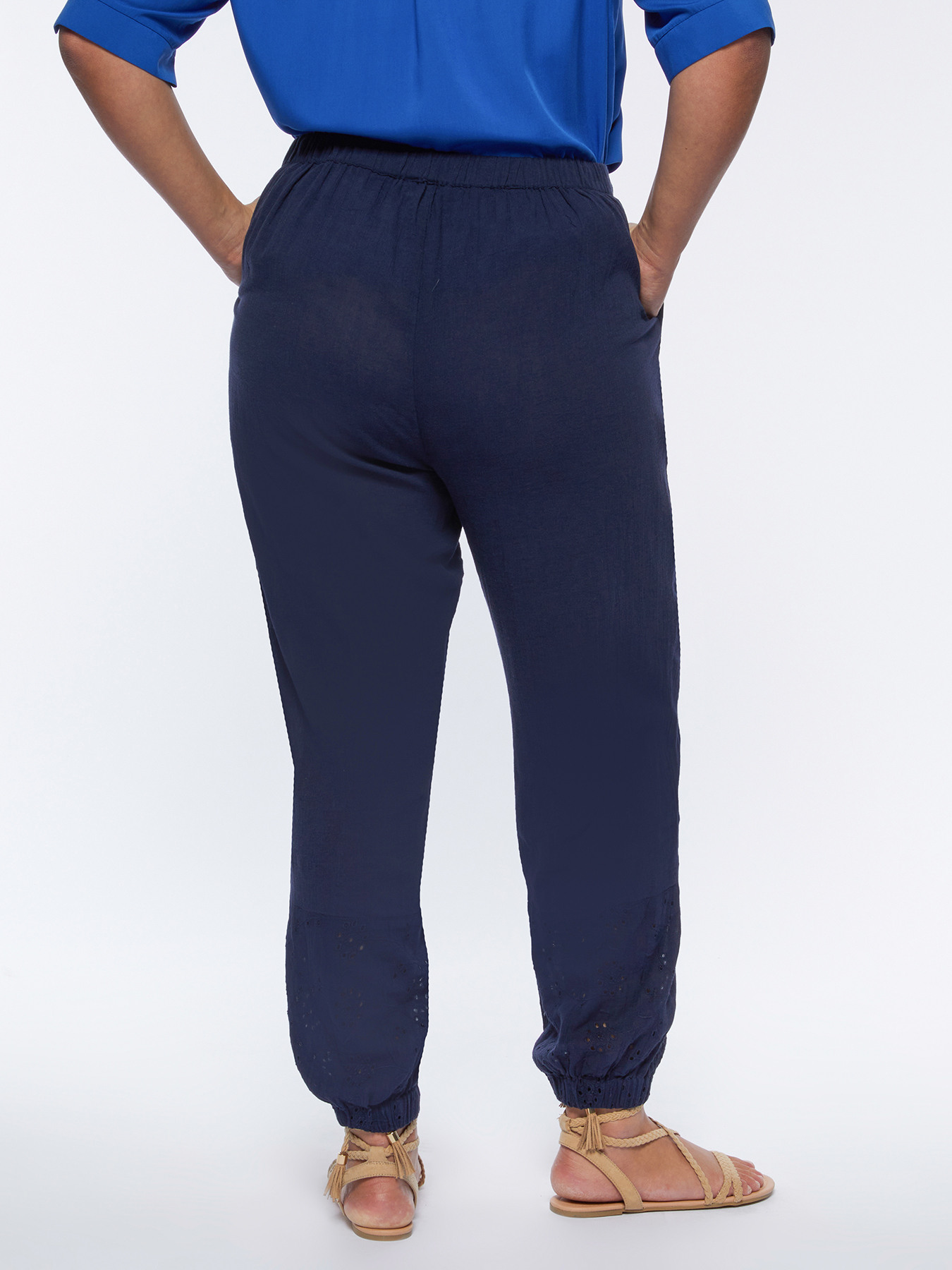 Pantalon avec bas en broderie anglaise image number 1