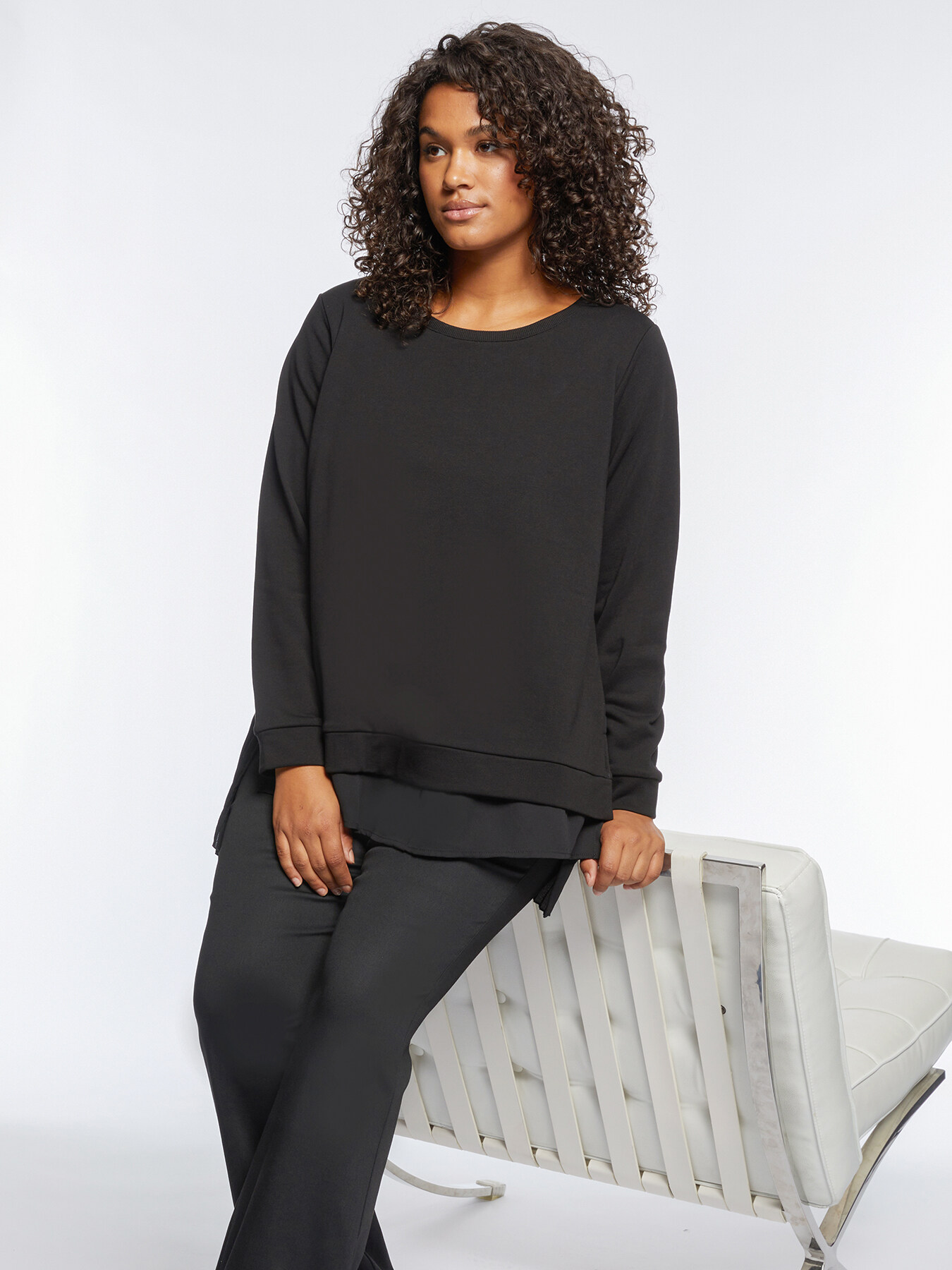 Sweatshirt with pleated insert at the back image number 2