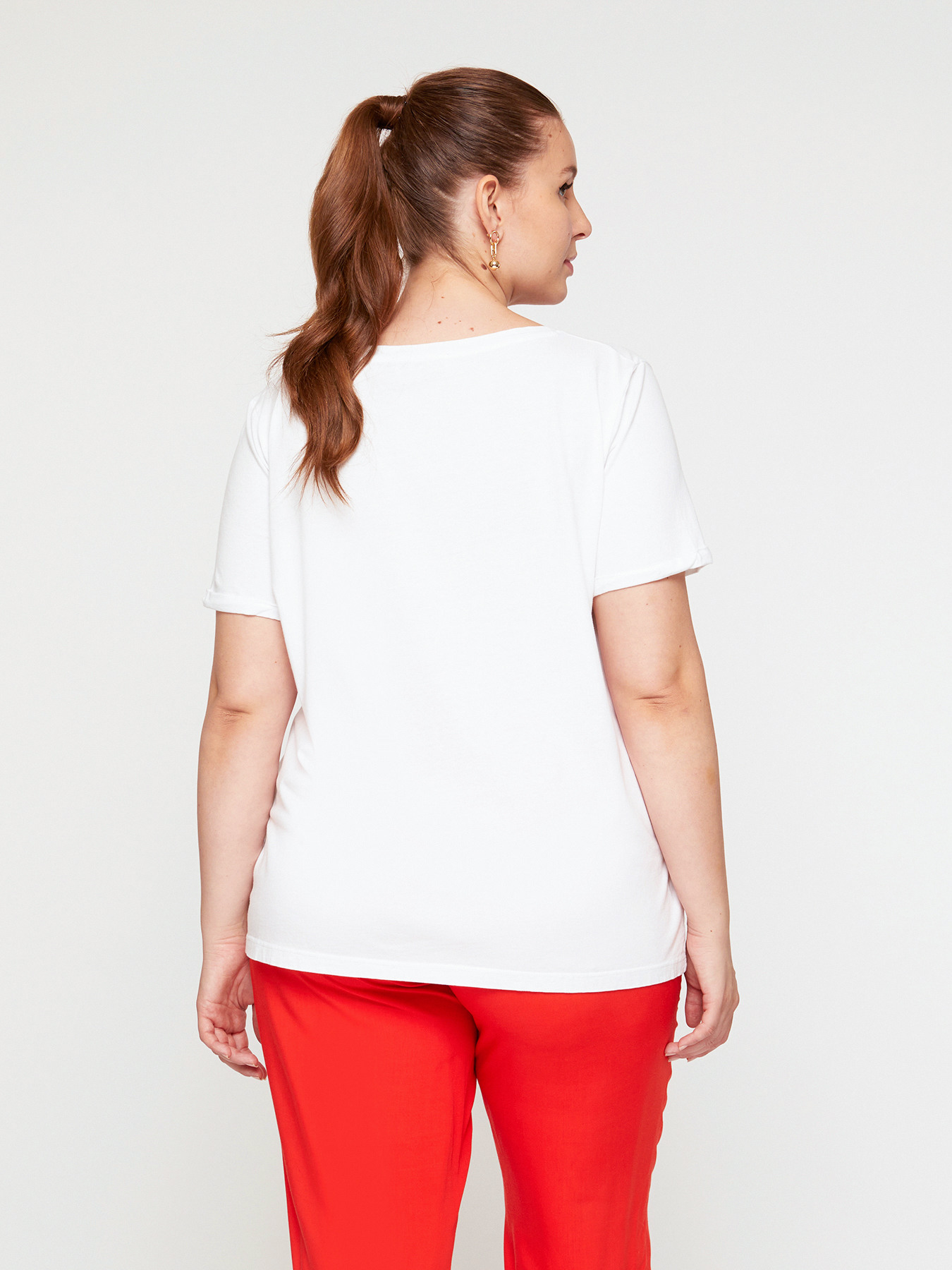 T-shirt con scritte colorate image number 1